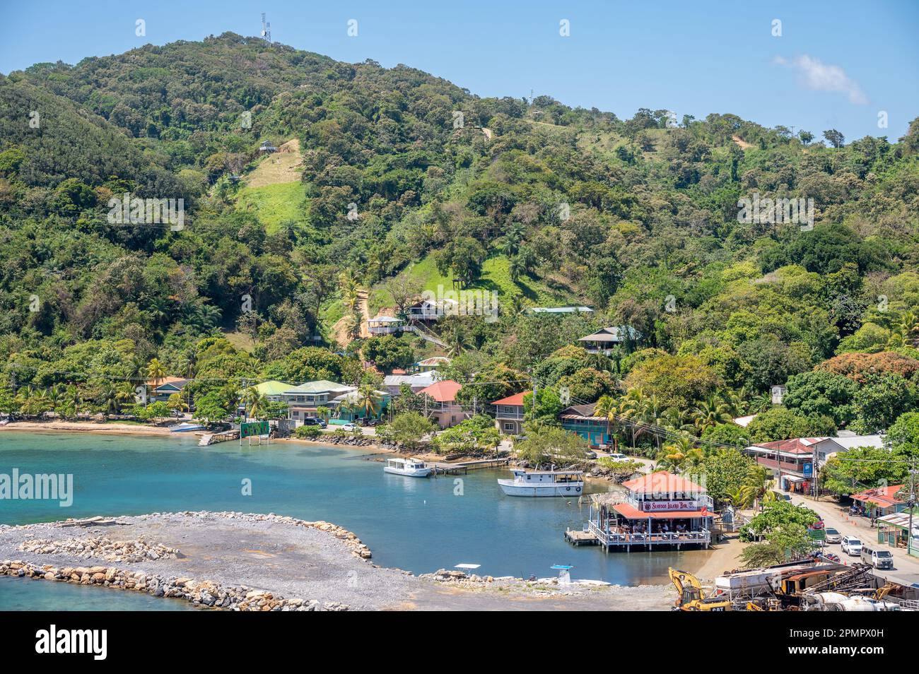 Vista della splendida città dell'Honduran sulle rive di Roatan, dove si trova il porto delle navi da crociera. Foto Stock