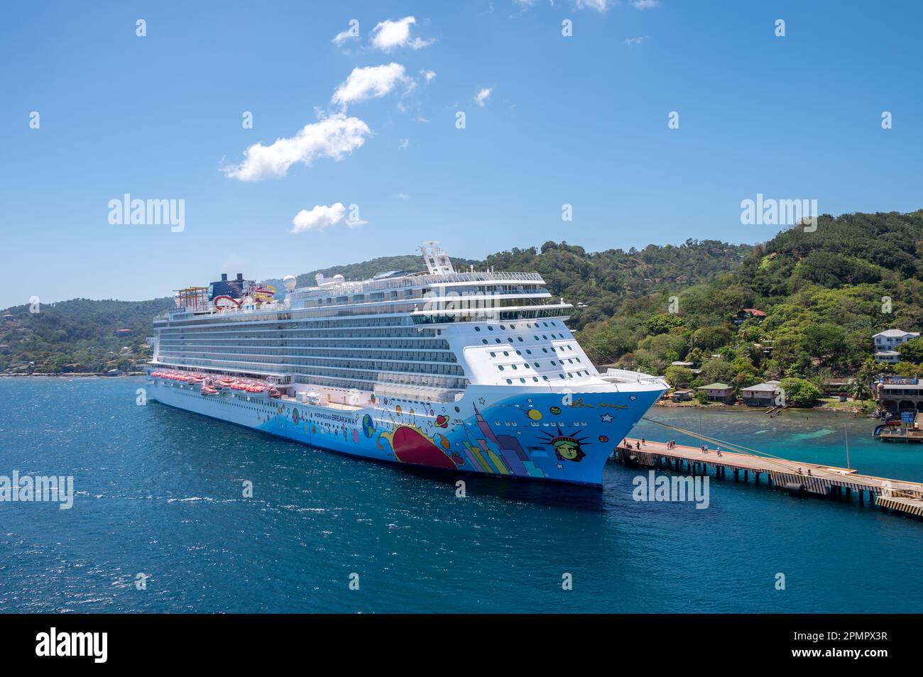 Roatan, Honduras - 30 marzo 2023: Nave da crociera Norwegian Breakaway ormeggiata al porto di Roatan. Foto Stock