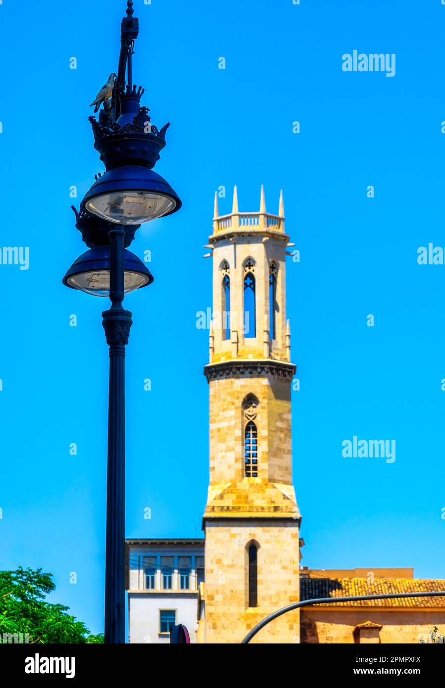 Valencia, Spagna - 10 marzo 2023: Dettaglio architettonico della torre medievale nella chiesa cattolica di Sant'Agostino. Foto Stock