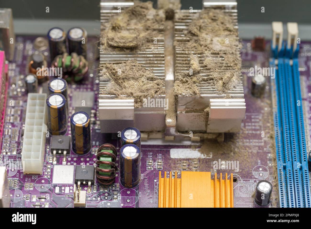 Sporcizia e polvere sul radiatore di raffreddamento del PC. Sporcizia sul radiatore di raffreddamento della CPU Foto Stock