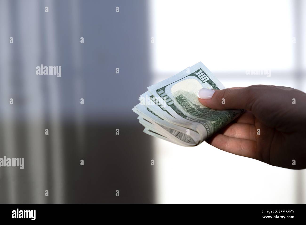 Dollari americani sulle mani delle donne. crisi bancaria. soldi. cento dollari. Foto di alta qualità Foto Stock