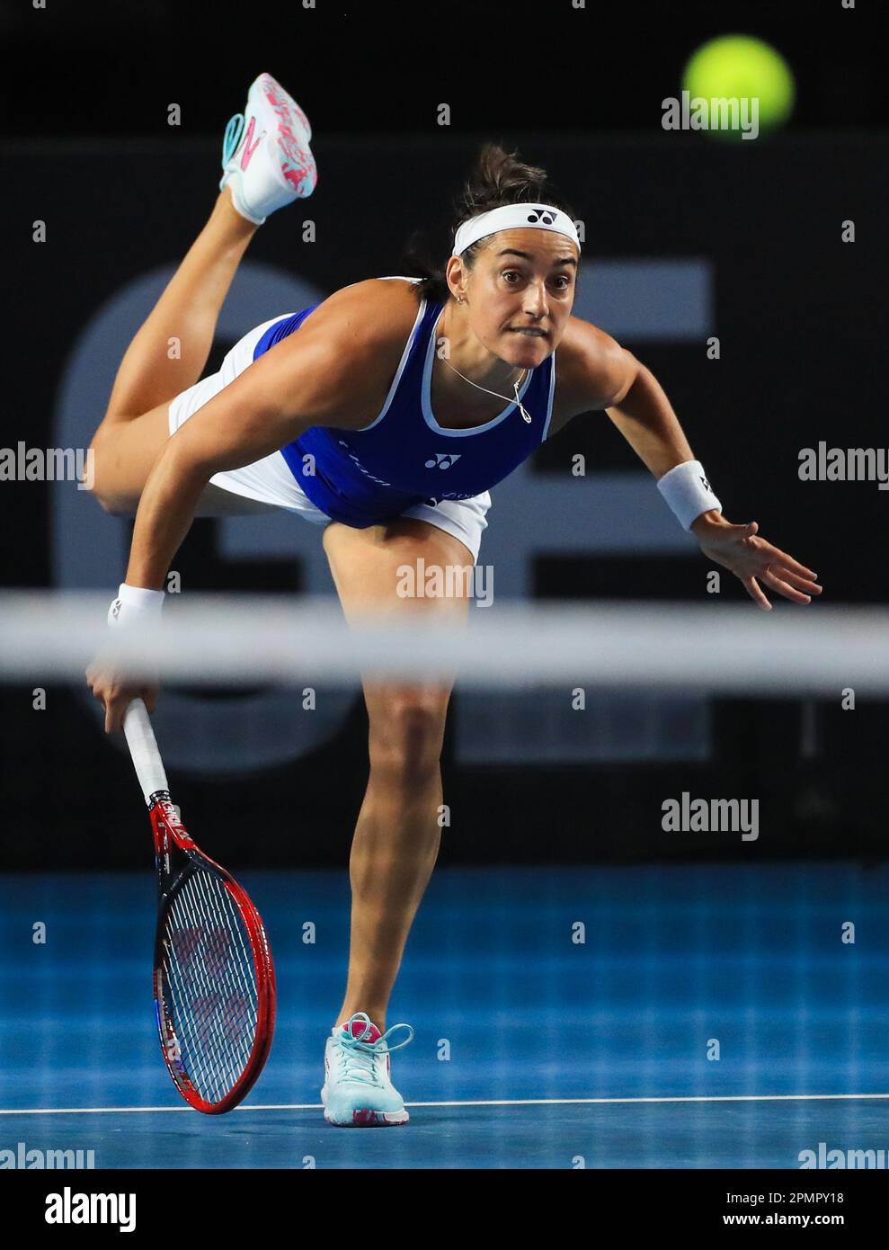 Caroline Garcia in azione durante la partita di qualificazione della Billie Jean King Cup tra Gran Bretagna e Francia alla Coventry Building Society Arena di Coventry. Data immagine: Venerdì 14 aprile 2023. Foto Stock