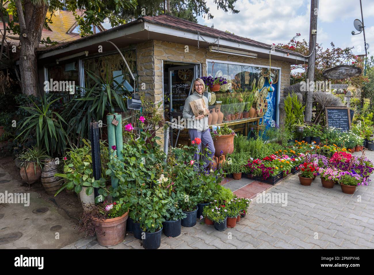 Quello che sembra un negozio di fiori è un popolare caffè e panetteria a Lefke, nel nord di Cipro. Pentageia, Cipro Foto Stock