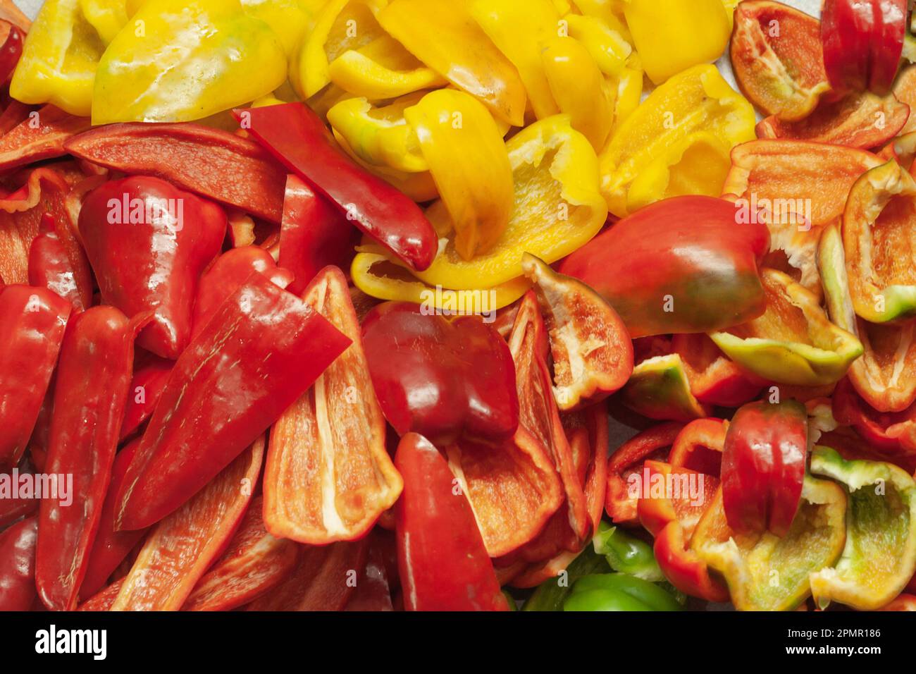 Peperoni dolci tritati di diversi colori. Primo piano della vista dall'alto Foto Stock