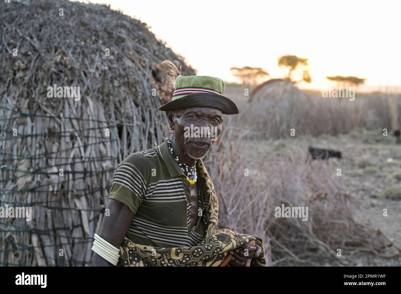 KENIA, Turkana, villaggio Nariokotome, Turkana uomo nella sua frazione, la regione soffre di mancanza di pioggia per diversi anni / KENIA, Turkana, Dorf Nariokotome, Turkana Viehirten, Turkana Krieger, Die Region Leidet seit Jahren unter Dürre Foto Stock