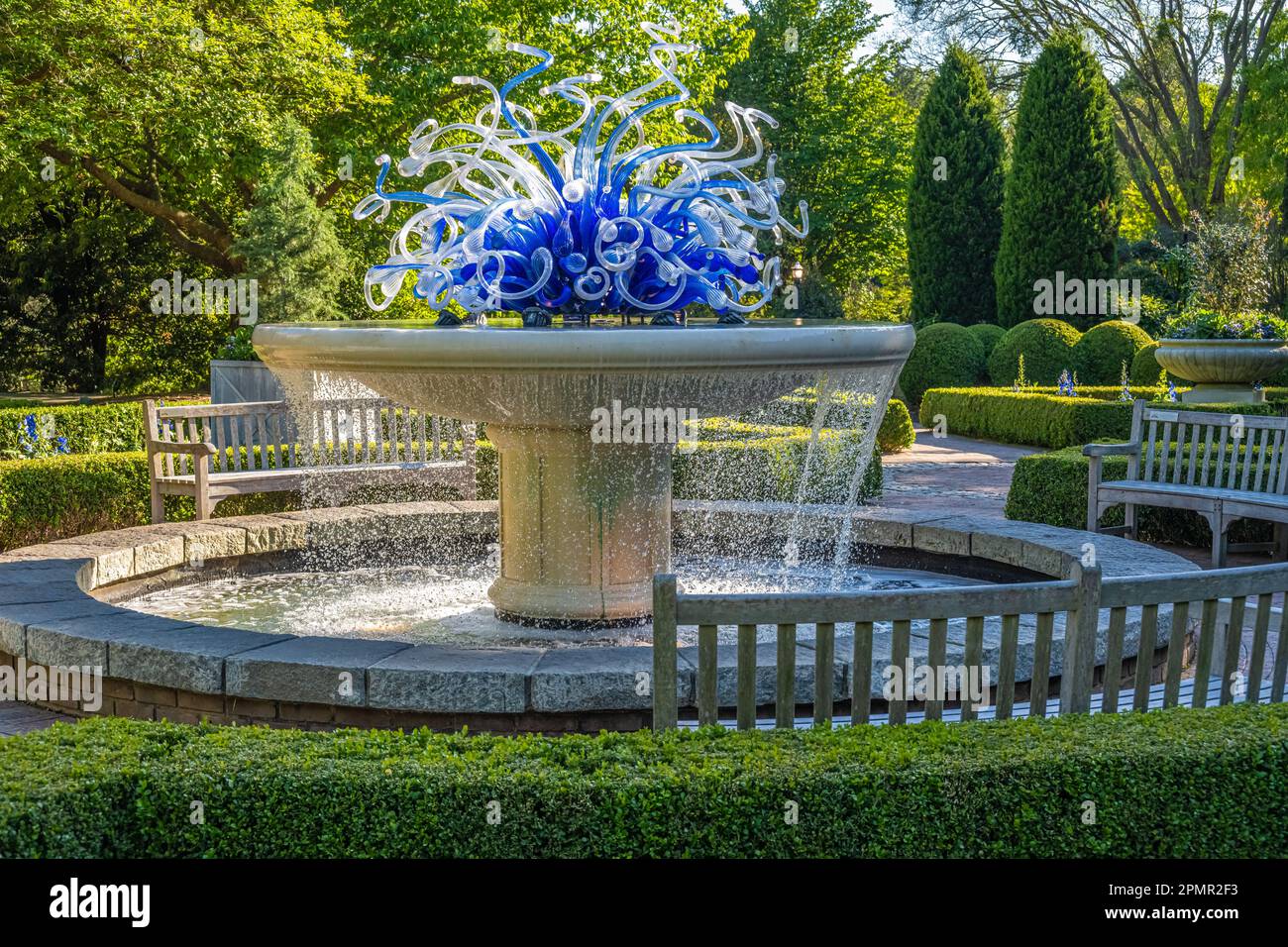 Installazione della fontana Parterre di Dale Chihuly nel cortile del giardino del nodo Parterre di Levy presso l'Atlanta Botanical Garden di Atlanta, Georgia. (USA) Foto Stock