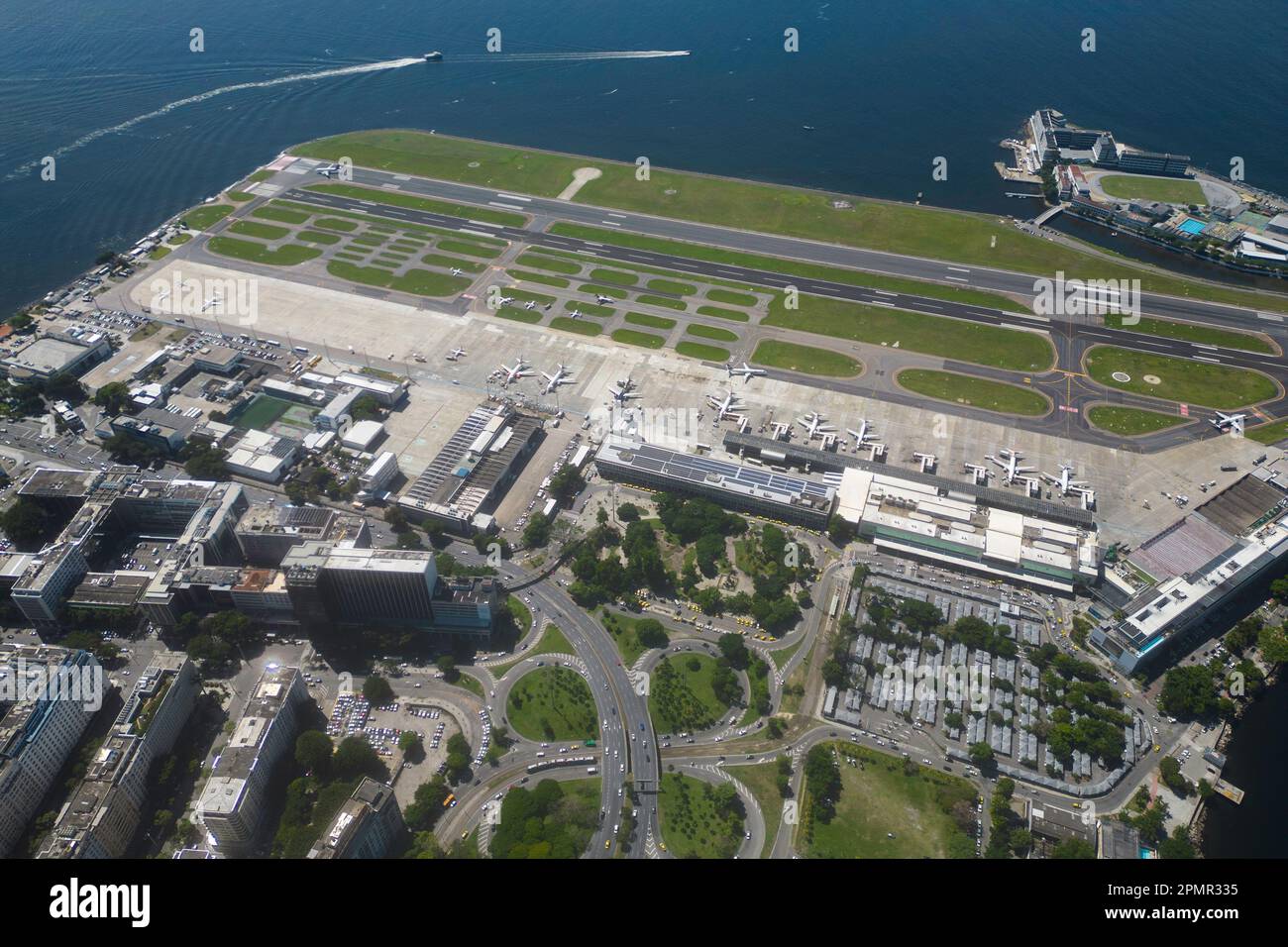 Vista aerea sull'aeroporto Santos Dumont. E' il secondo aeroporto principale che serve la citta' di Rio de Janeiro. Foto Stock