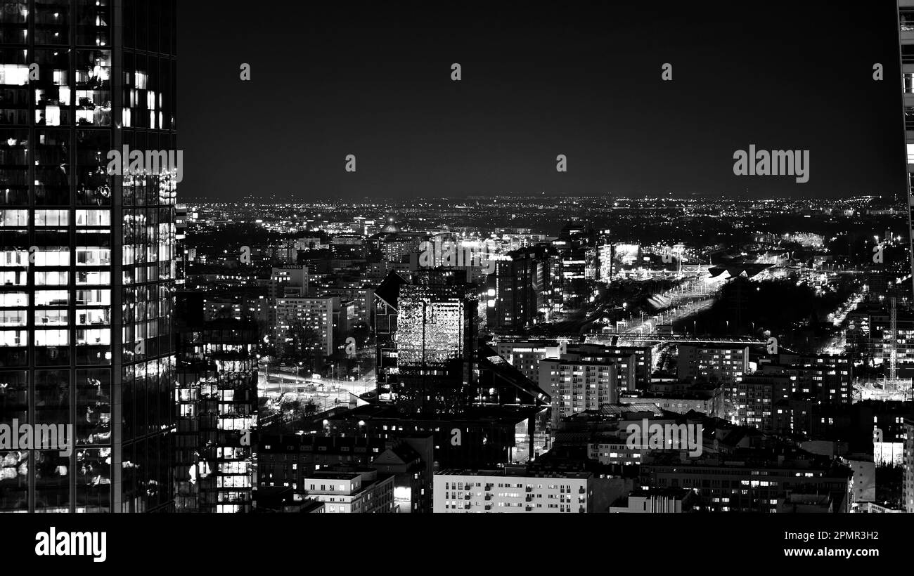 Vista notturna degli edifici in vetro e dei moderni grattacieli degli affari. Vista sui grattacieli moderni e sugli edifici commerciali del centro. Grande città di notte. Foto Stock