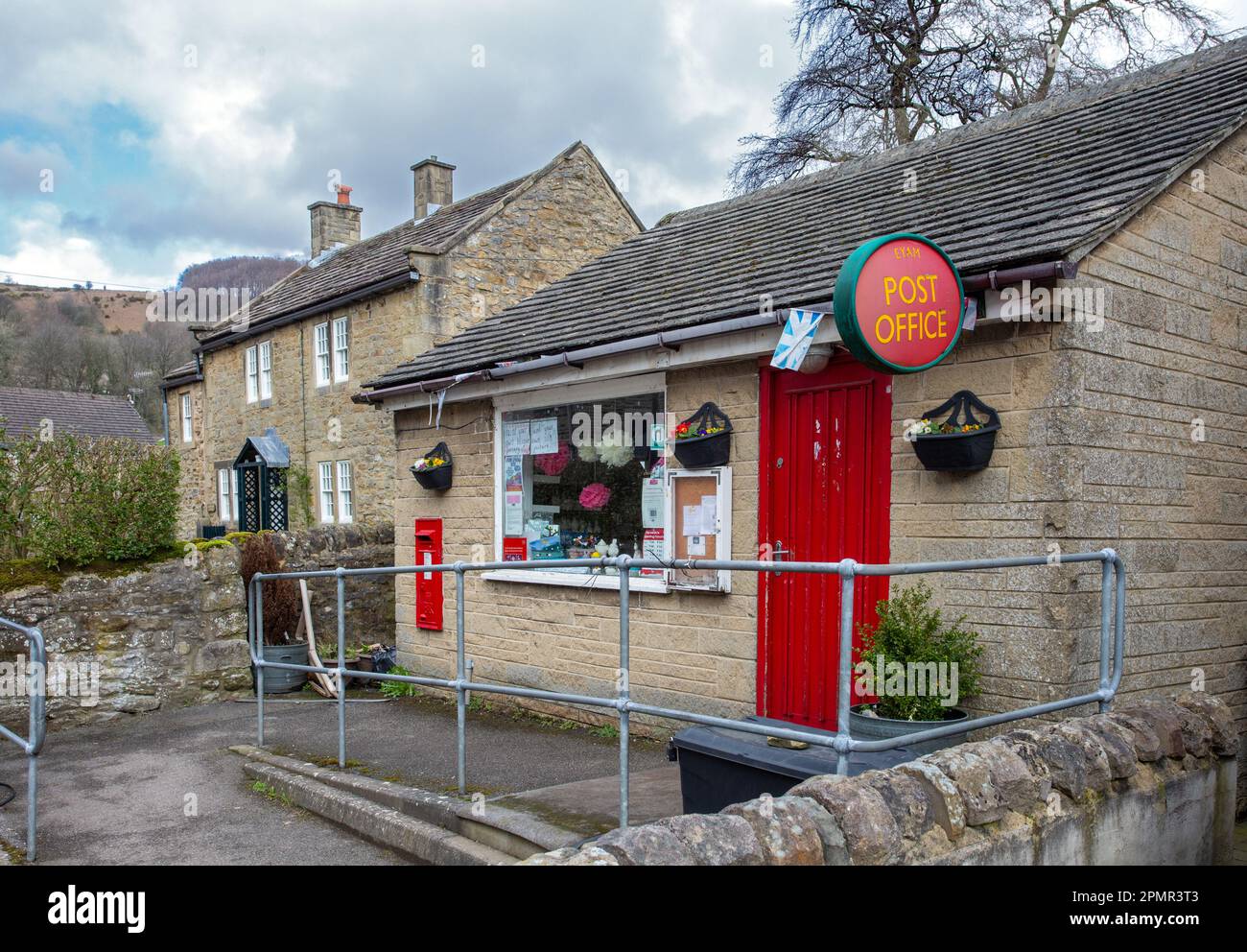 L'ufficio postale del villaggio nel villaggio della peste del Derbyshire Peak District di Eyam Inghilterra Foto Stock
