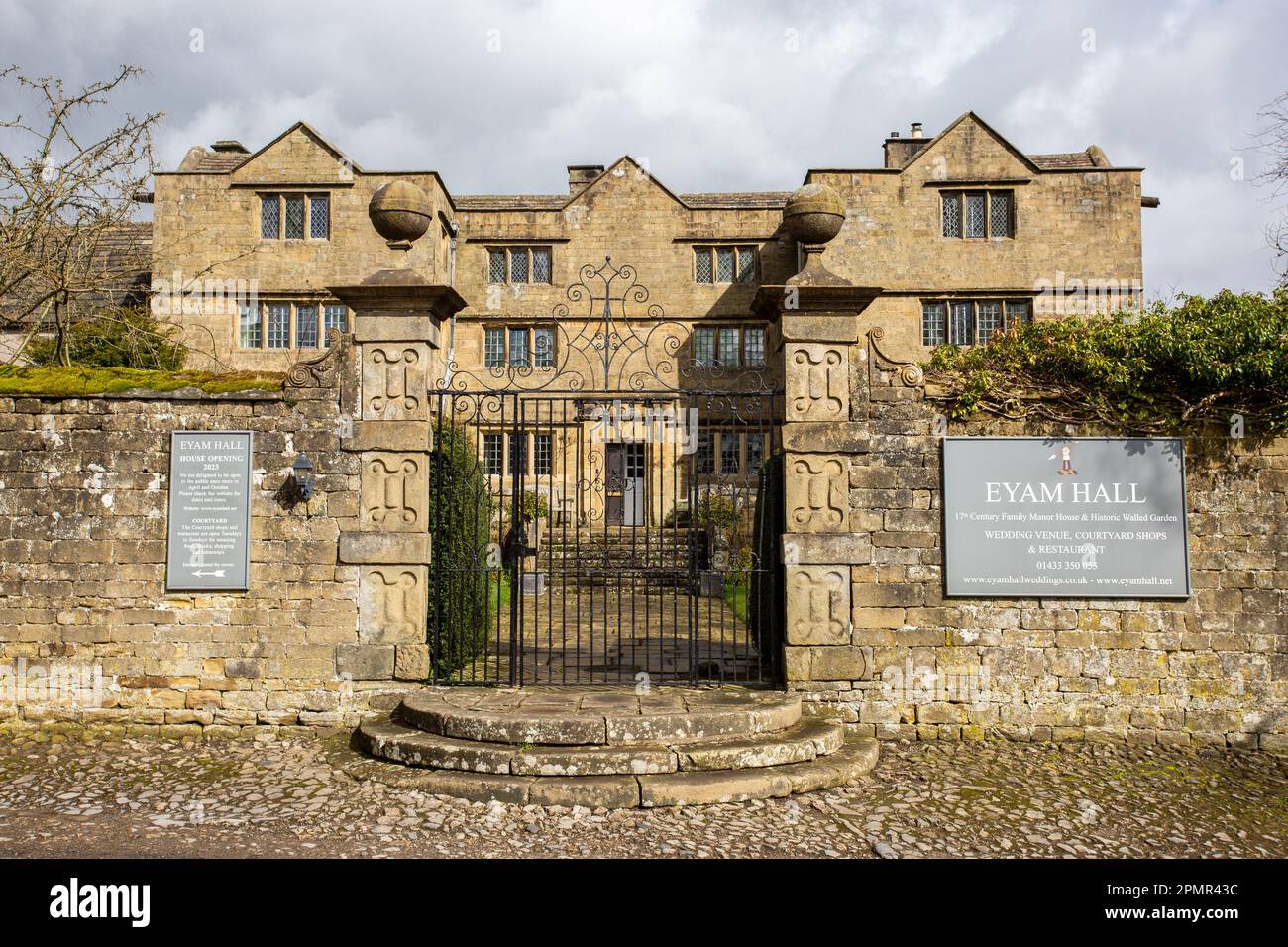 Eyam Hall, una casa padronale in stile giacobino nel villaggio della peste del Derbyshire Peak District di Eyam Inghilterra Foto Stock