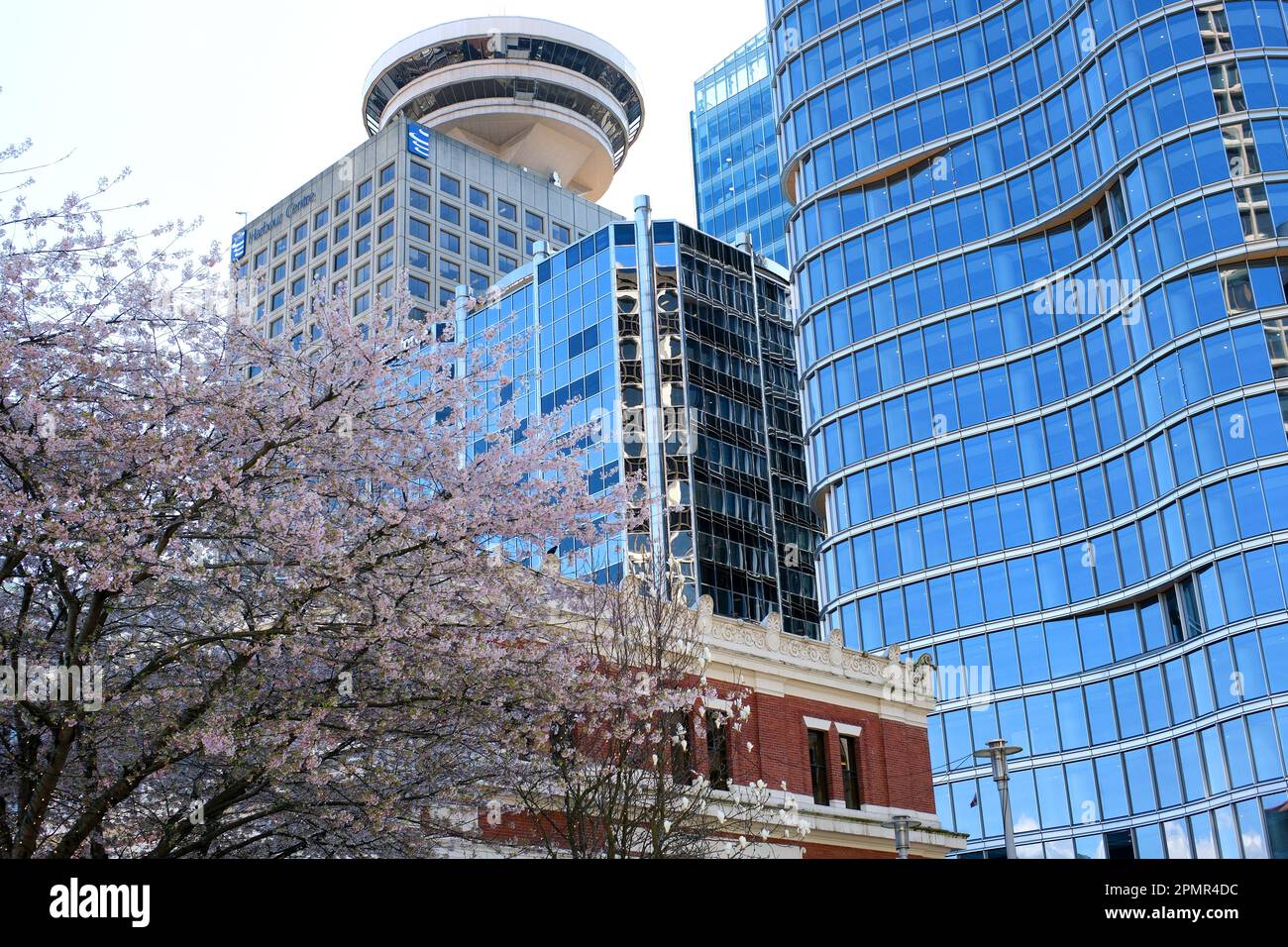 Canada posiziona le vele bianche del porto di linea sullo sfondo delle montagne blu del cielo blu dell'Oceano Pacifico dalla città di Vancouver Canada BC 2023 Foto Stock