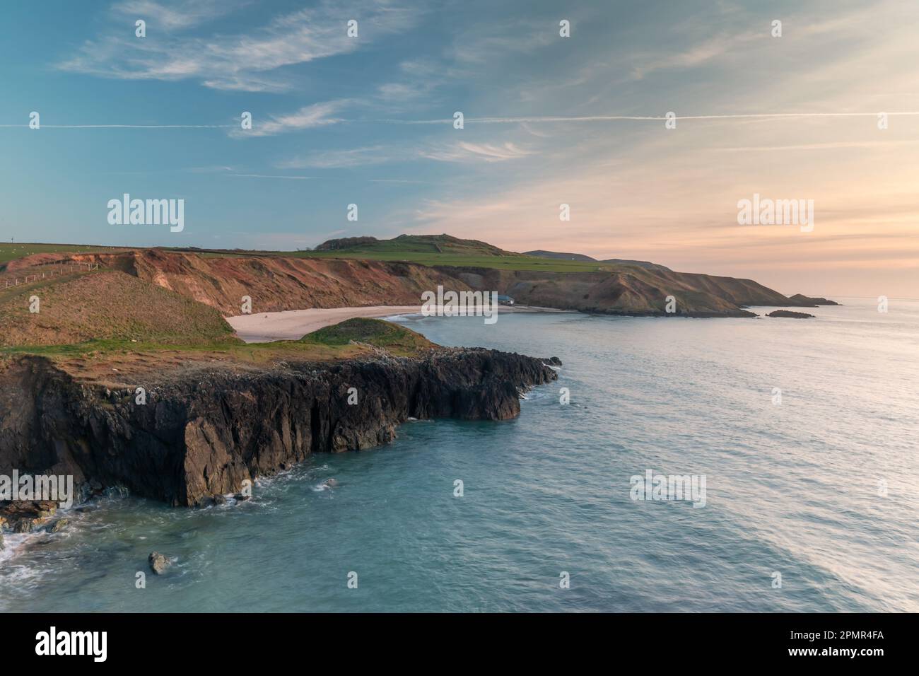 Porthor (spiaggianti sabbie) spiaggia e baia, Llyn Peninusla, Galles Foto Stock