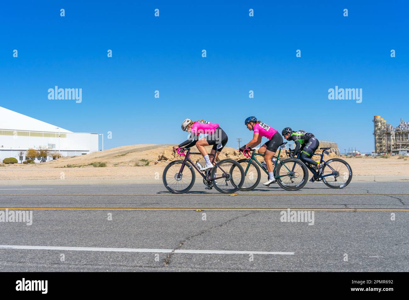 Victorville, CA, USA – 25 marzo 2023: Gruppo di tre donne in gara ciclistica al Majestic Cycling Event della Southern California Logistics Foto Stock