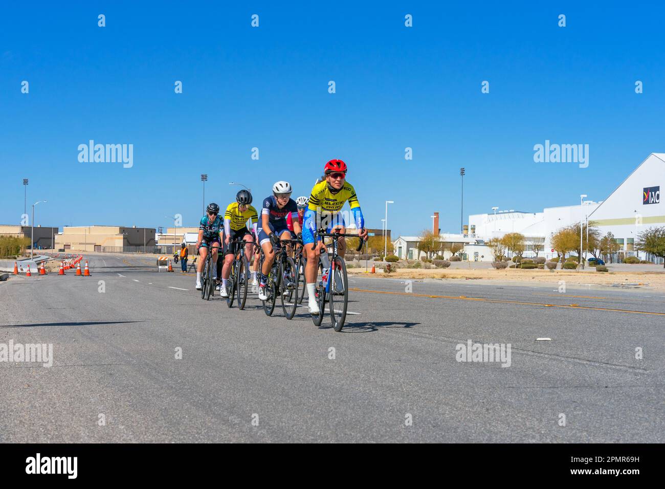 Victorville, CA, USA – 25 marzo 2023: Gruppo di donne in gara di ciclismo su strada al Majestic Cycling Event del Southern California Logistics Airpor Foto Stock