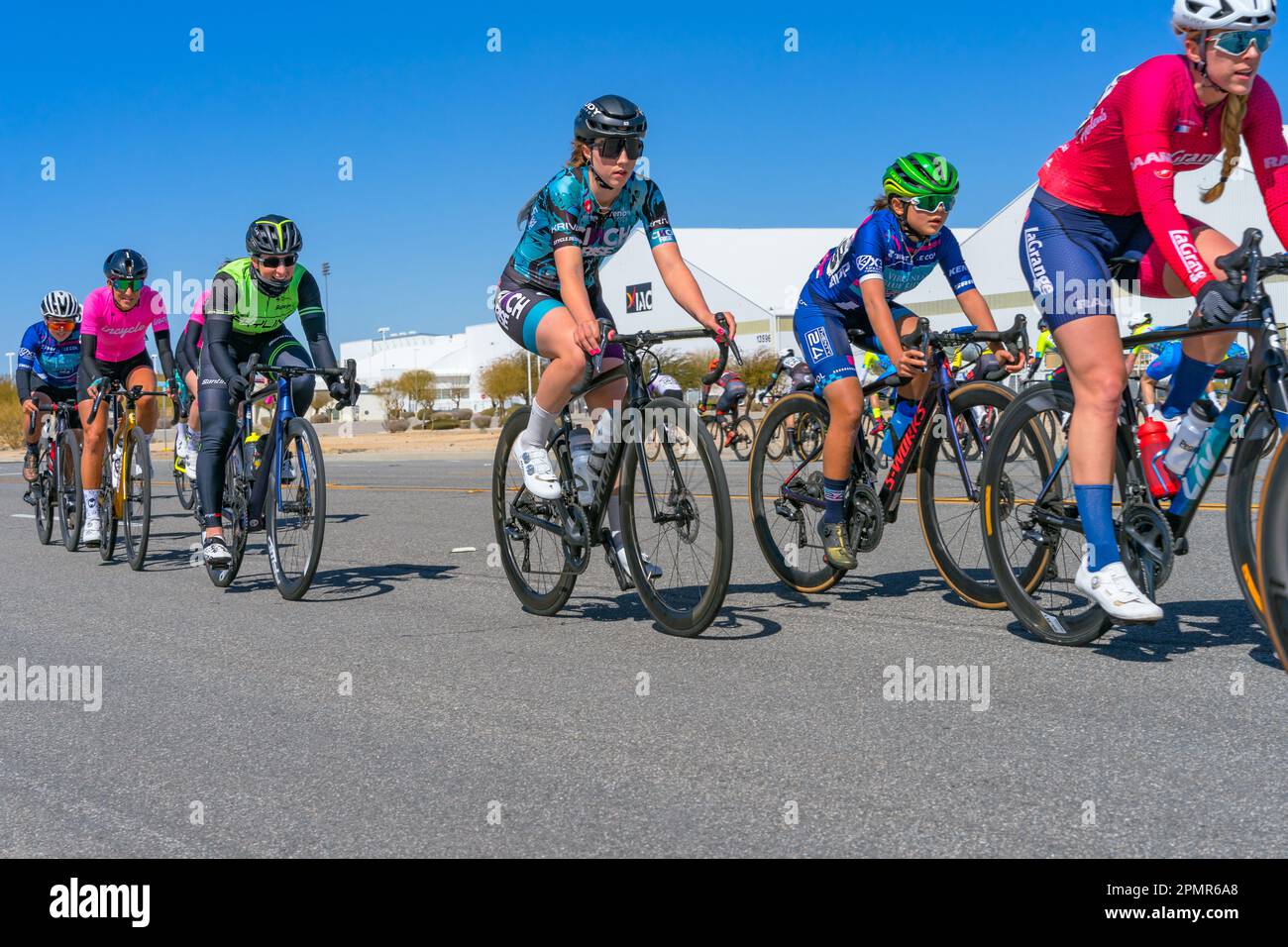 Victorville, CA, USA – 25 marzo 2023: Gruppo di donne in gara di ciclismo su strada al Majestic Cycling Event del Southern California Logistics Airpor Foto Stock