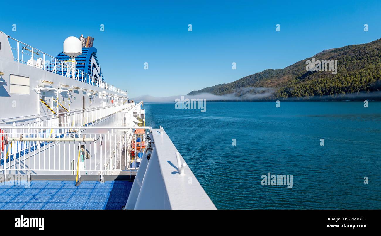 Nave traghetto e panorama dell'isola di vancouver, crociera interna di passaggio nella Columbia Britannica, Canada. Foto Stock