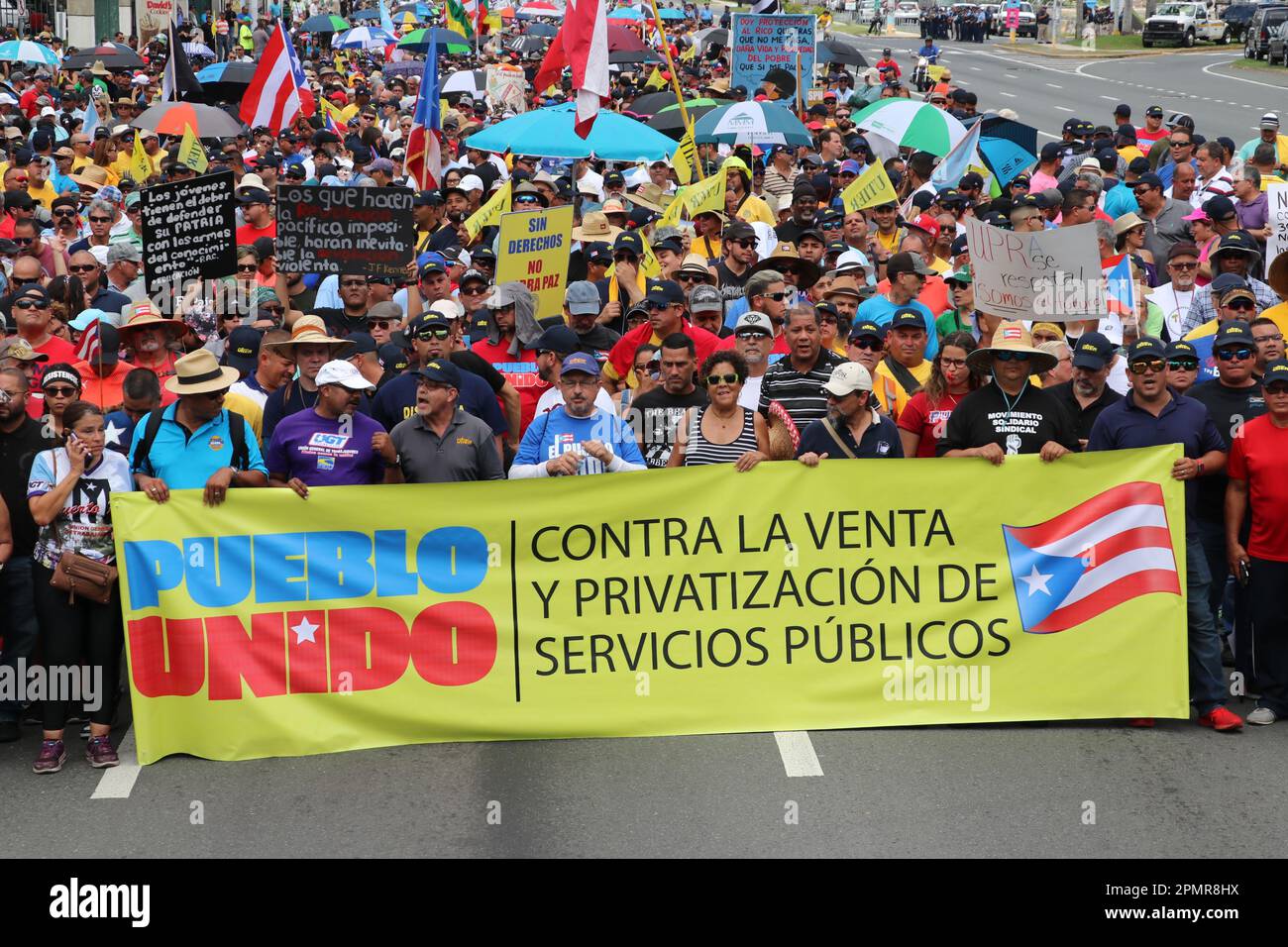 Un ampio gruppo di persone si è schierato per protestare contro la privatizzazione dei servizi pubblici Foto Stock