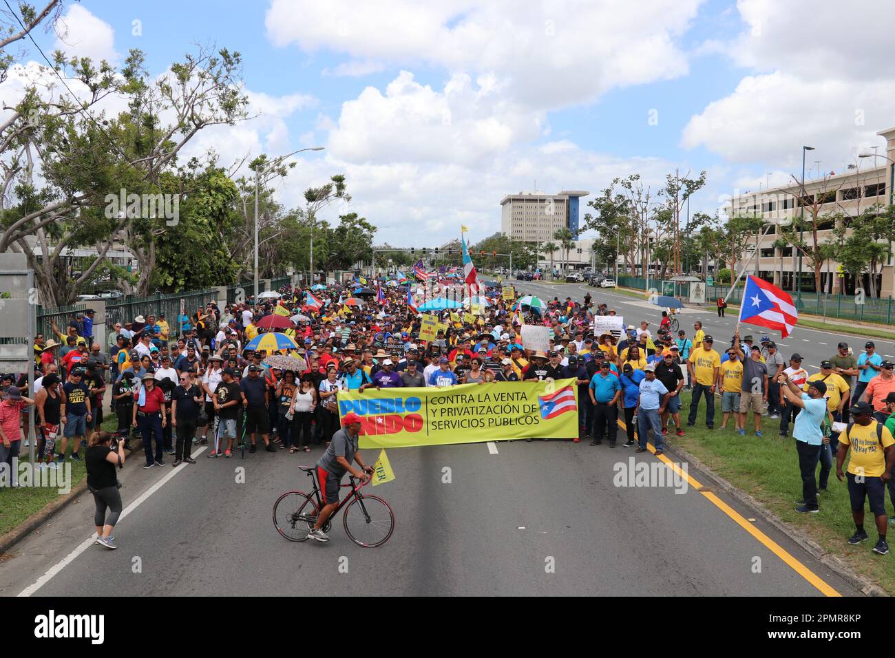 Un ampio gruppo di persone si è schierato per protestare contro la privatizzazione dei servizi pubblici Foto Stock