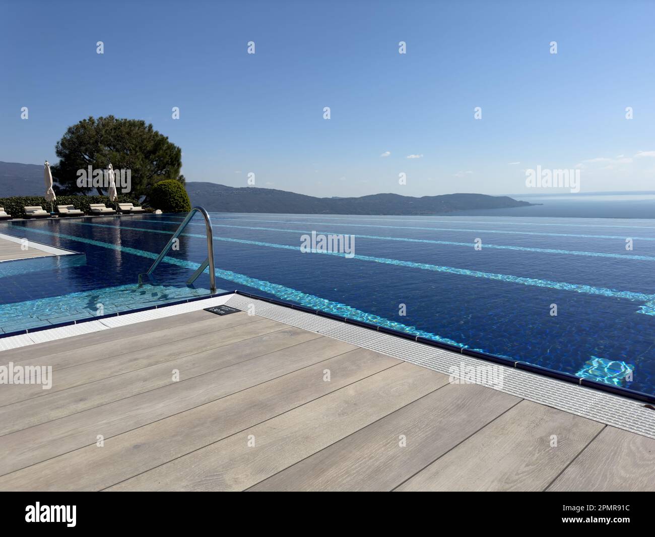 Una splendida vista sul lago dalla piscina Infinity Foto Stock