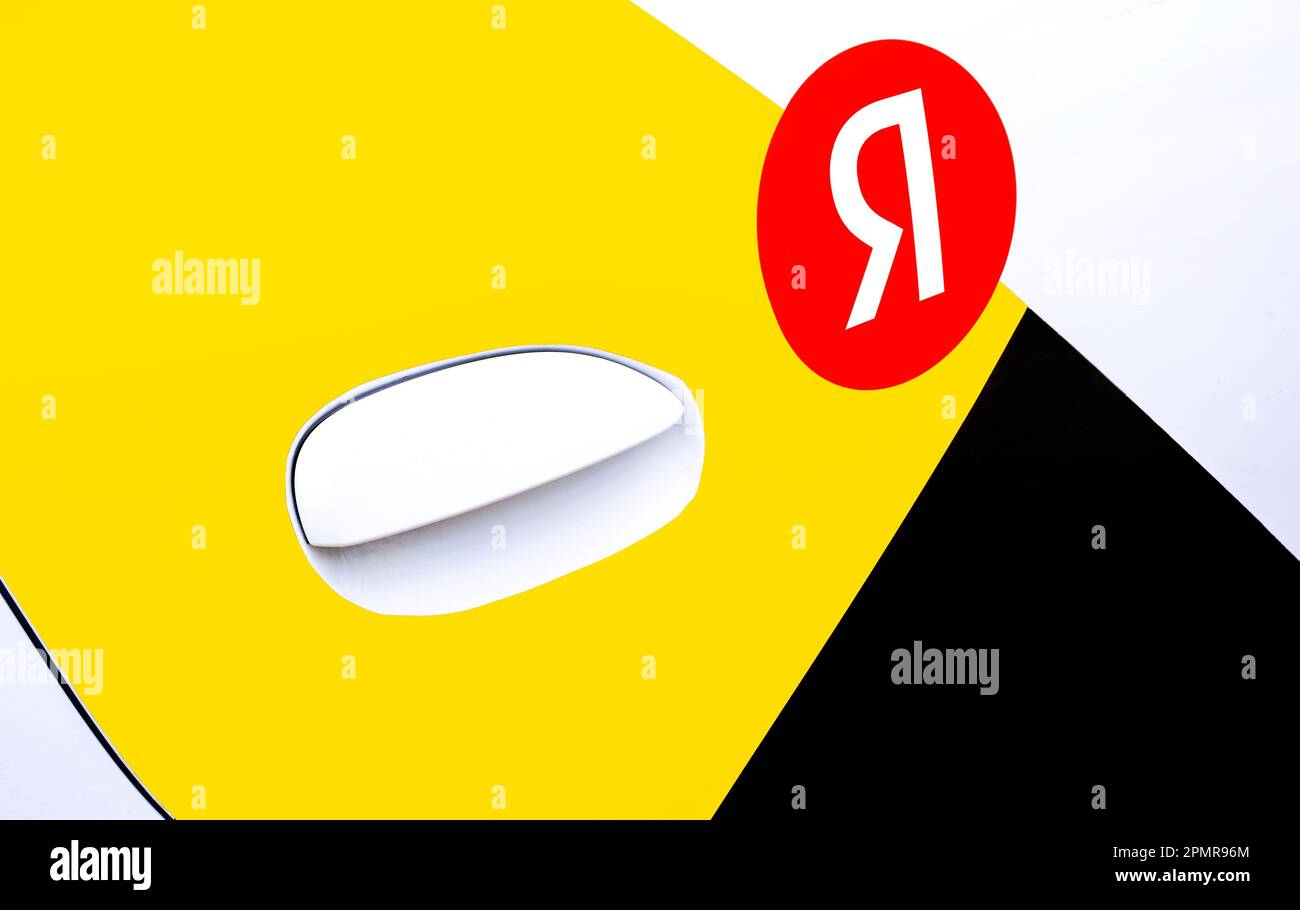 Samara, Russia - 12 aprile 2023: Logo Yandex sul bort di taxi Yandex Foto Stock