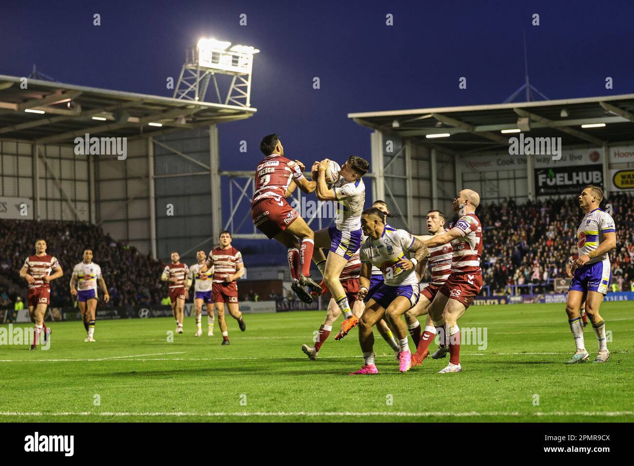 Warrington, Regno Unito. 14th Apr, 2023. Josh Thewlis #2 di Warrington Wolves vince l'alta palla durante la partita di Betfred Super League Round 9 Warrington Wolves vs Guerrieri Wigan allo stadio Halliwell Jones di Warrington, Regno Unito, 14th aprile 2023 (Foto di Mark Cosgrove/News Images) a Warrington, Regno Unito il 4/14/2023. (Foto di Mark Cosgrove/News Images/Sipa USA) Credit: Sipa USA/Alamy Live News Foto Stock