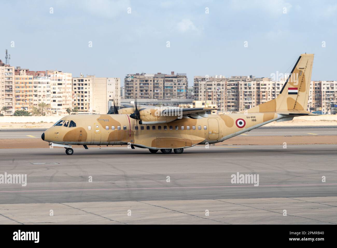 Un aereo dell'aeronautica militare egiziana sulla pista dell'aeroporto internazionale del Cairo, in Egitto Foto Stock