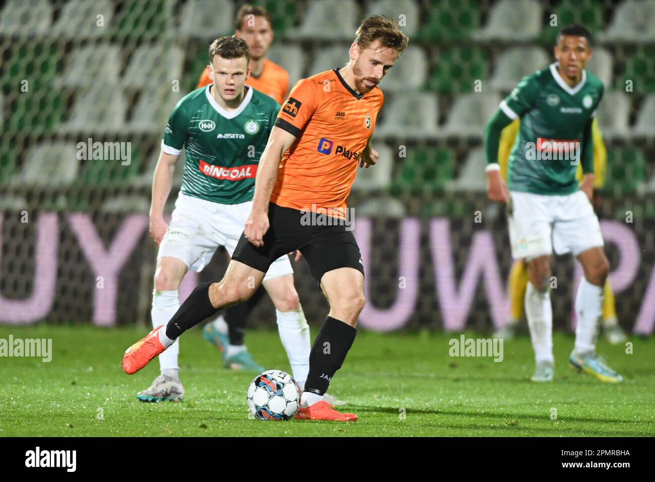 Lommel, Belgio. 14th Apr, 2023. Kolbeinn Thordarson di Lommel e Alessio Staelens di Deinze sono state raffigurate in azione nel corso di una partita di calcio tra KMSK Deinze e Lommel SK, venerdì 14 aprile 2023 a Deinze, il giorno 7 dei playoff di Relegation della 2022-2023 'Challenger Pro League' 1B seconda divisione del campionato belga. BELGA PHOTO JILL DELSAUX Credit: Belga News Agency/Alamy Live News Foto Stock