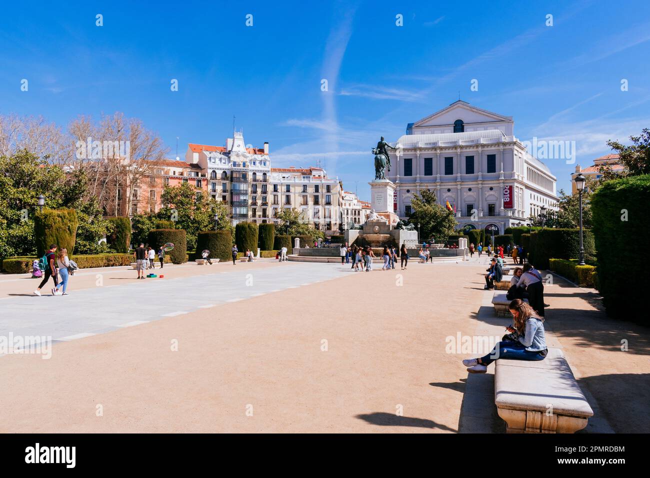 Persone in Plaza de Oriente, la statua equestre di Filippo IV e il Teatro reale sullo sfondo. Madrid, Comunidad de madrid, Spagna, Europa Foto Stock