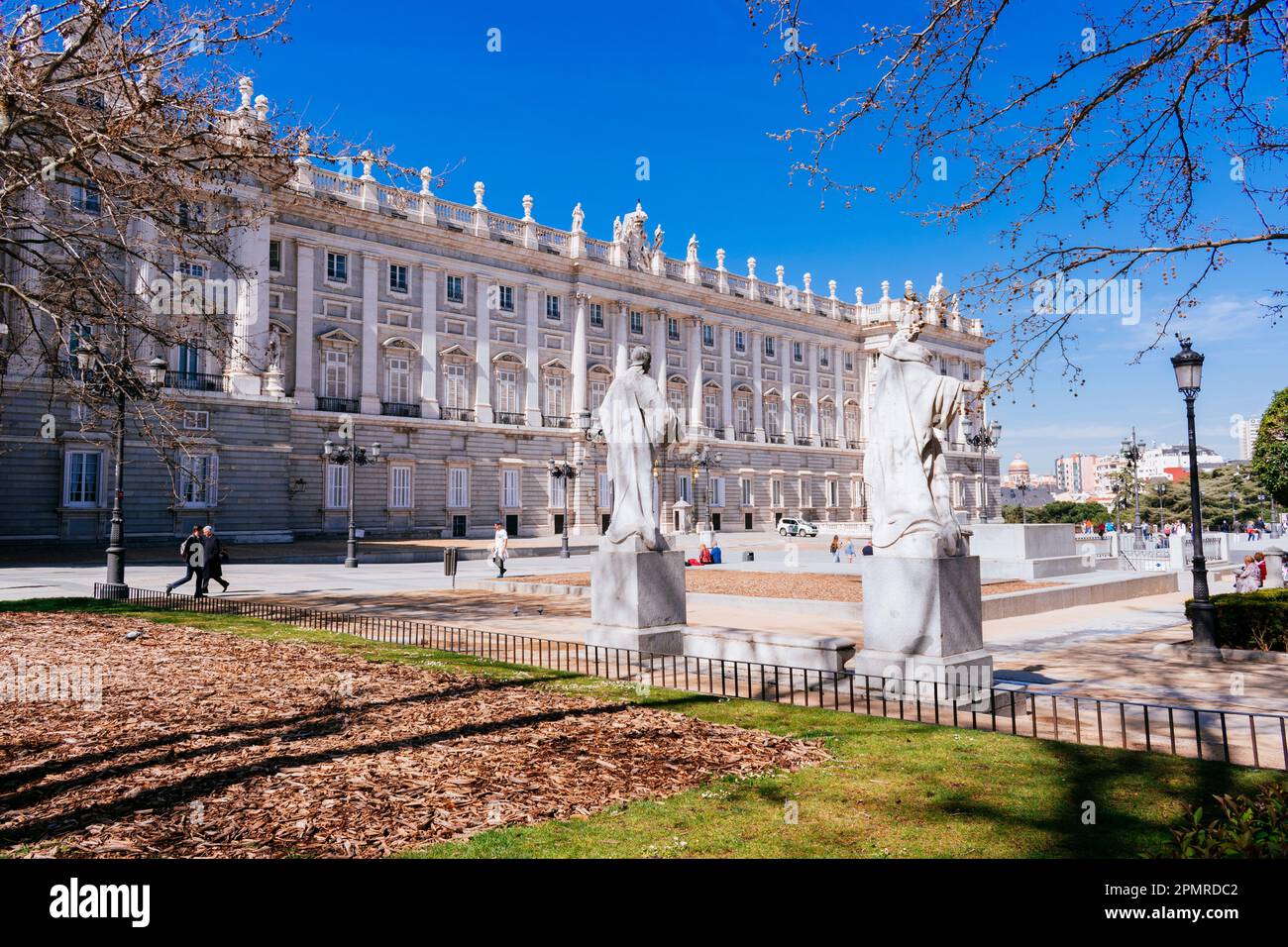 Facciata est vista da Plaza de Oriente. Palazzo reale di Madrid. Residenza ufficiale della famiglia reale spagnola nella città di Madrid, anche se ora noi Foto Stock