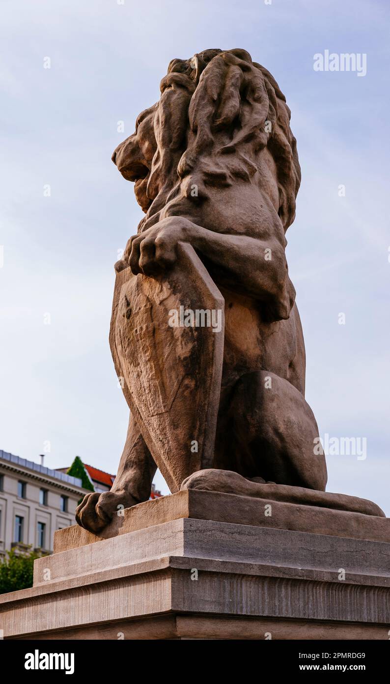 Particolare delle statue di leoni. Promenade Steenplein sulla banchina di Scheldt. Anversa, Regione fiamminga, Belgio, Europa Foto Stock