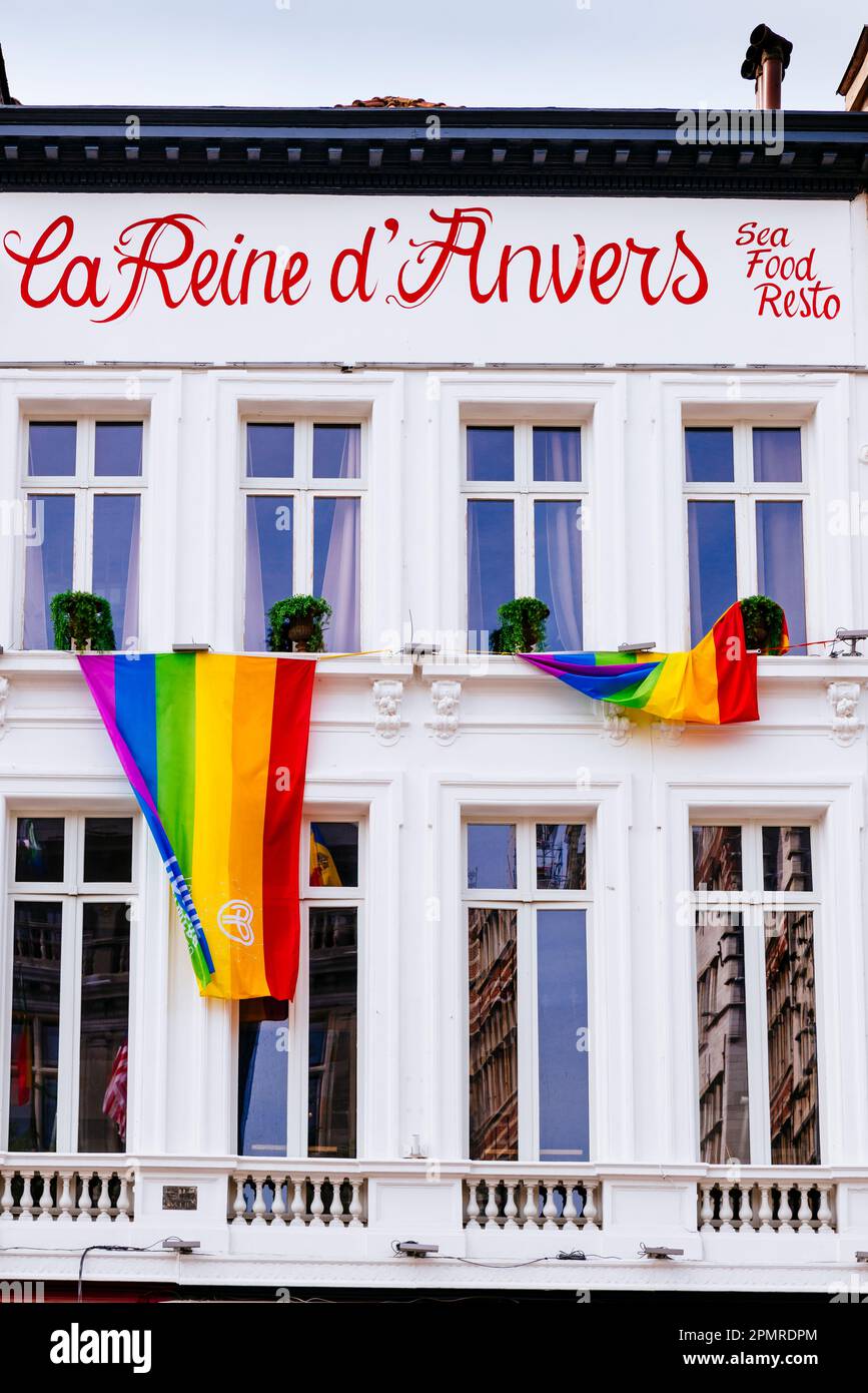 Bandiera Gay Pride appesa fuori la Reine d'Anvers, ristorante. Anversa, Regione fiamminga, Belgio, Europa Foto Stock