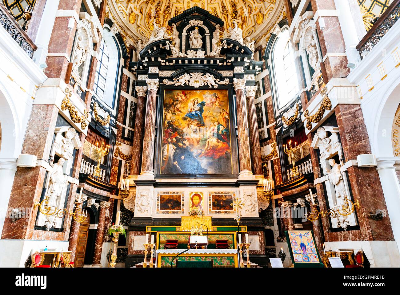 Altare maggiore. St La chiesa di Charles Borromeo è una chiesa situata nel centro di Anversa, nella piazza della coscienza di Hendrik. Anversa, Regione fiamminga, Belgio, UE Foto Stock