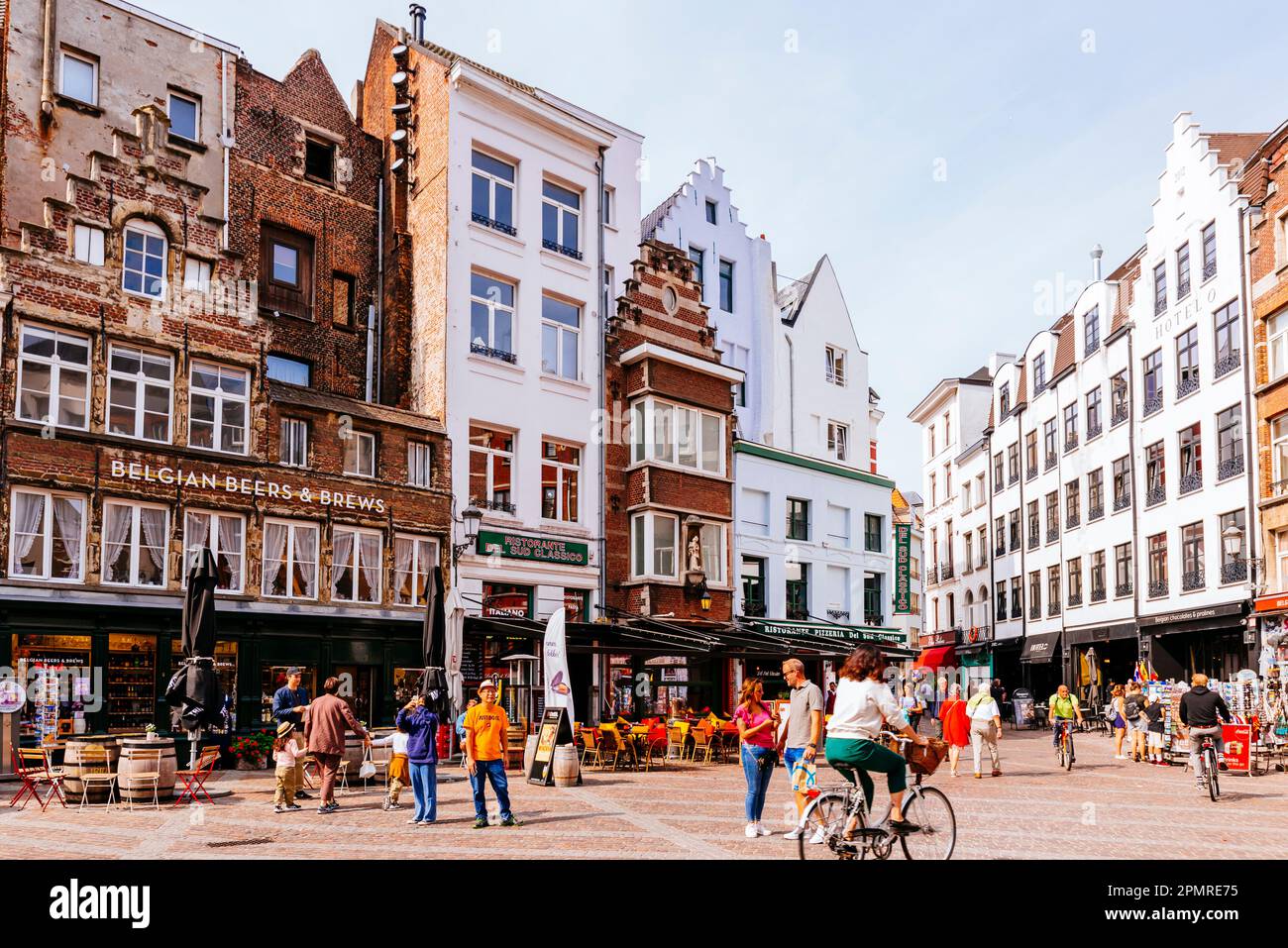 Una mattinata vivace in piazza Handschoenmarkt. Anversa, Regione fiamminga, Belgio, Europa Foto Stock
