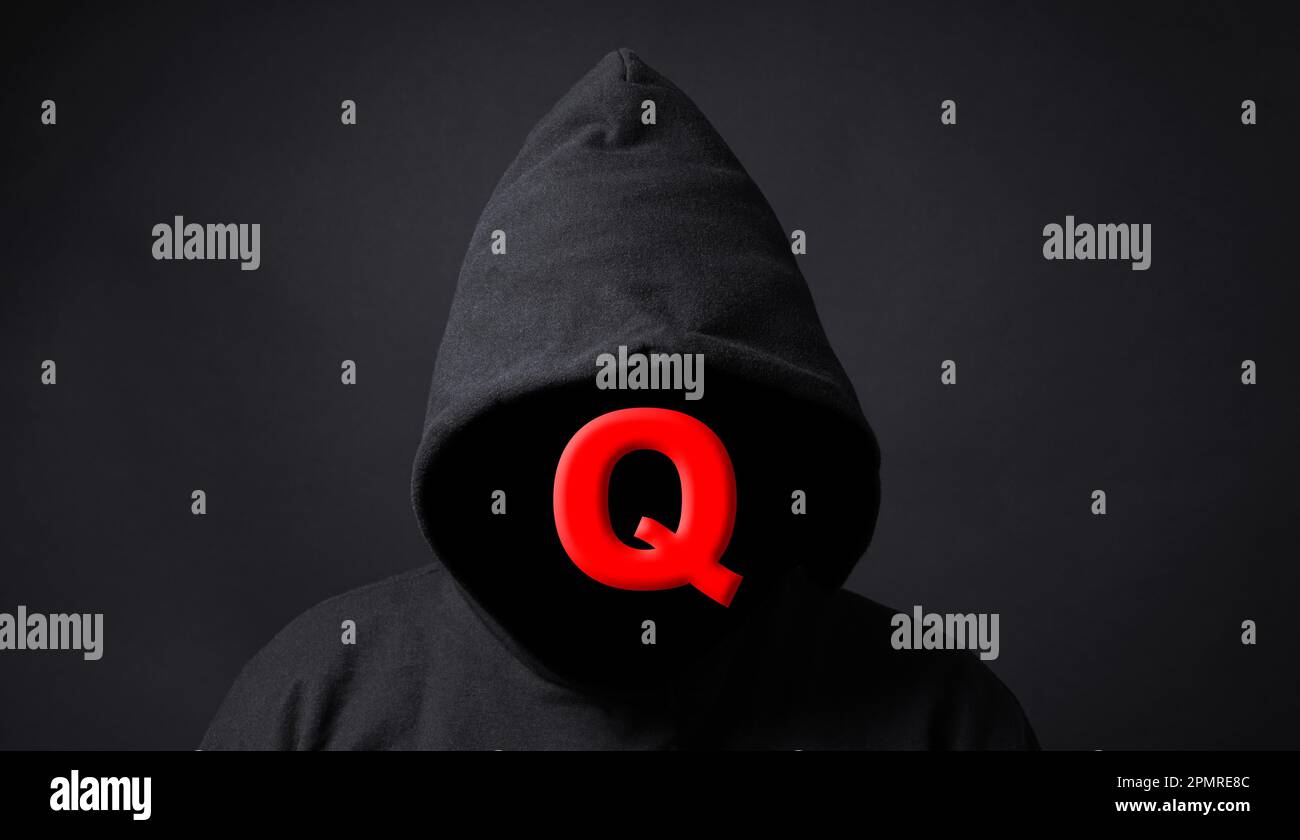Teoria della cospirazione QAnon - simbolo Q su una persona senza volto che indossa una felpa con cappuccio nera Foto Stock