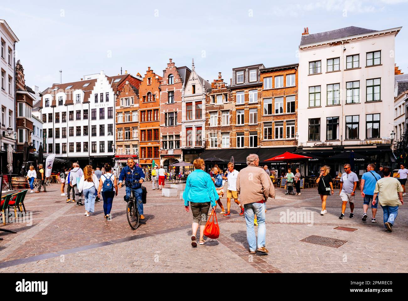 Una mattinata vivace in piazza Handschoenmarkt. Anversa, Regione fiamminga, Belgio, Europa Foto Stock