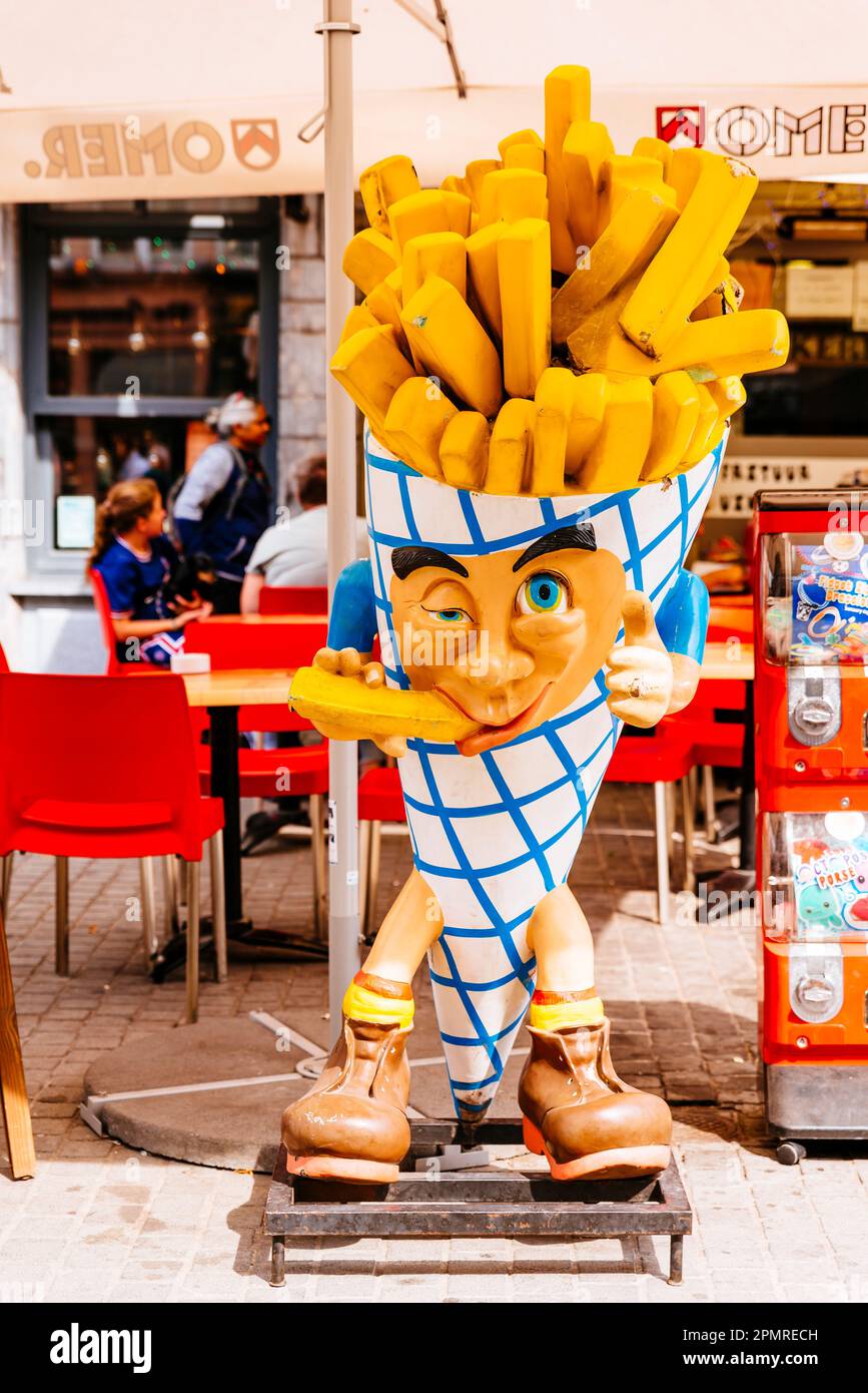 Pubblicità all'esterno di un negozio di patatine fritte belghe. Anversa, Regione fiamminga, Belgio, Europa Foto Stock