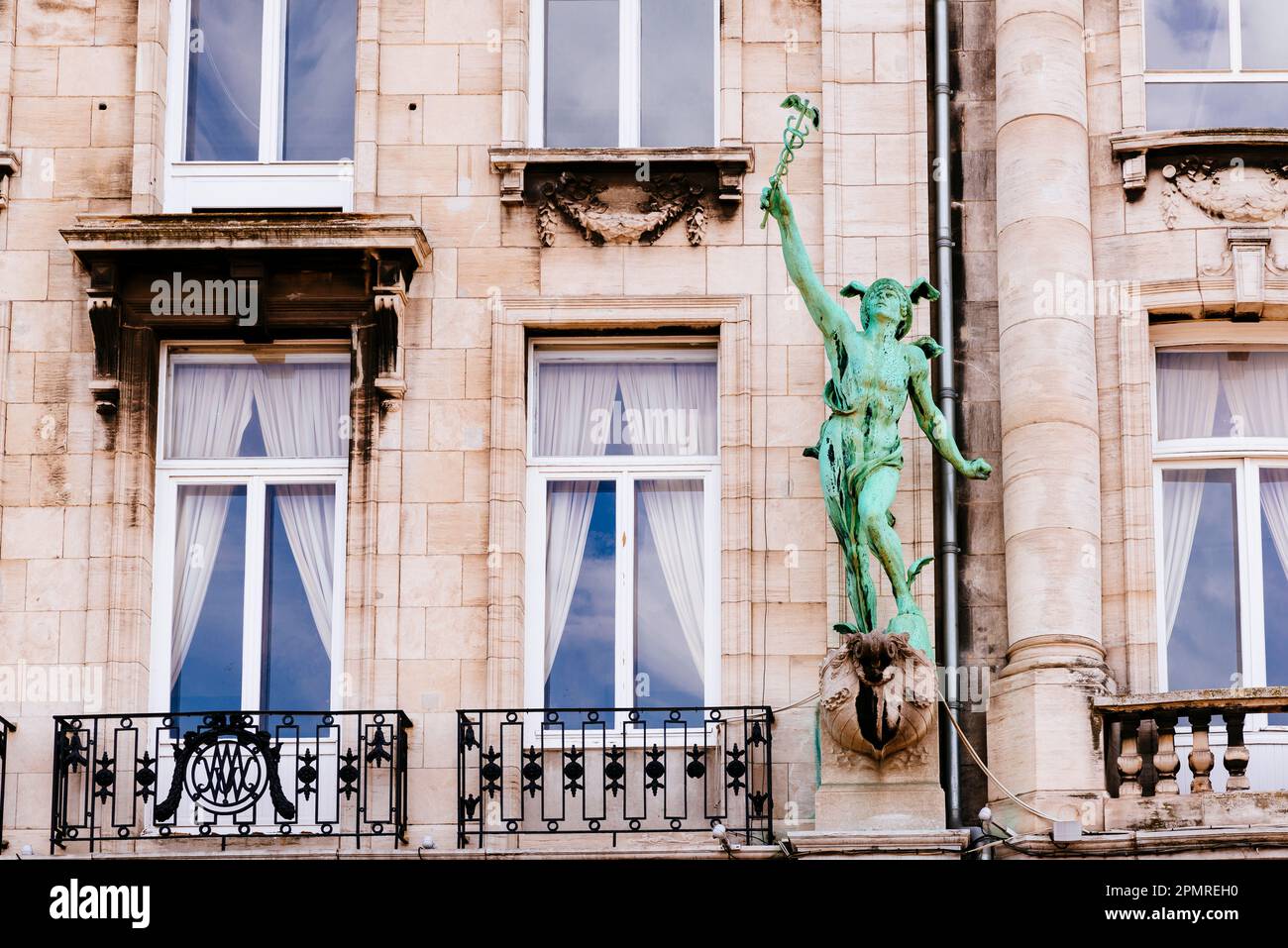 Particolare delle statue di bronzo. Hansahuis è stato uno dei primi edifici di uffici ad Anversa. Costruito dall'architetto Jos Hertogs tra il 1897 e il 1901. Th Foto Stock