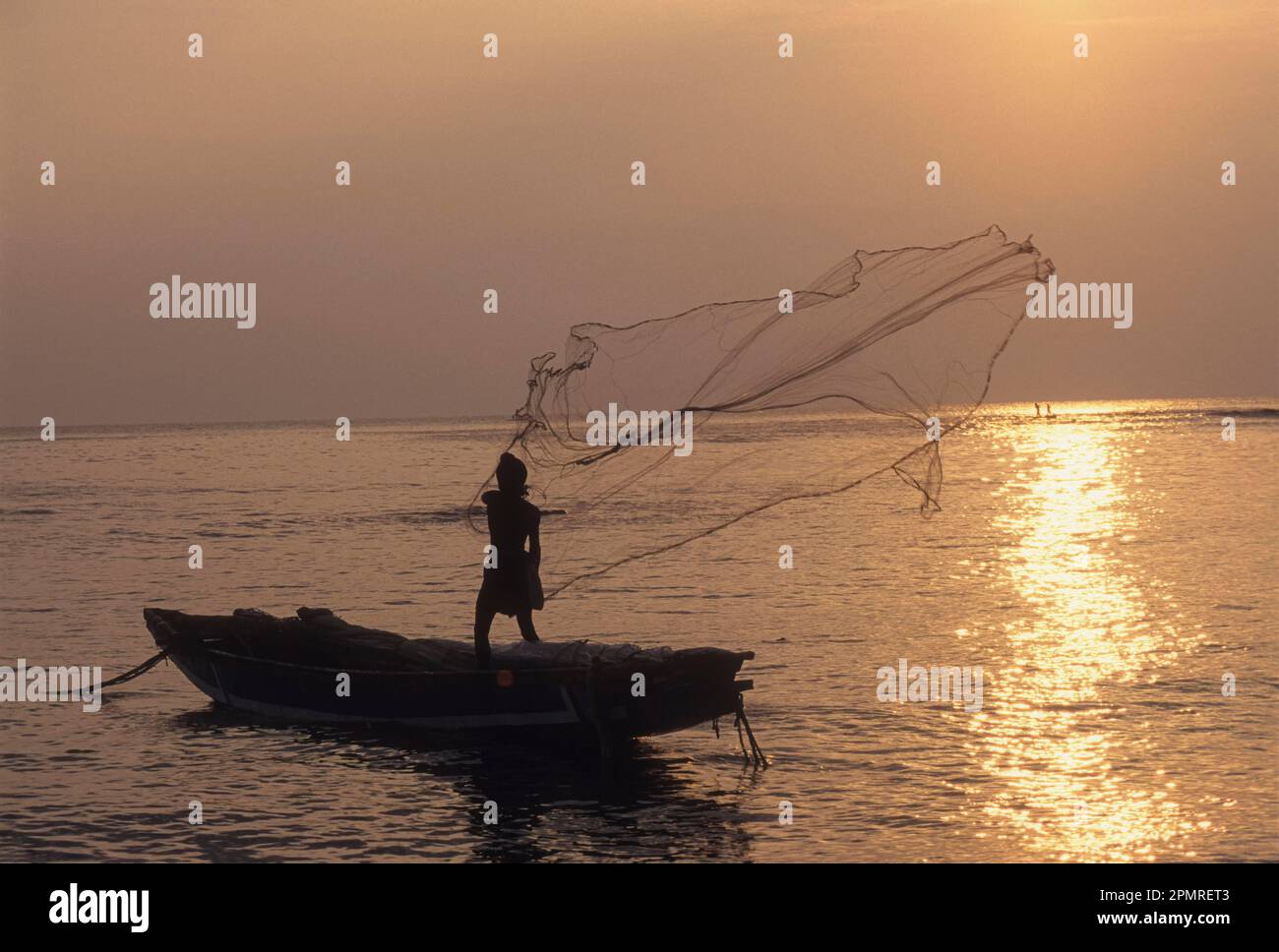 Pesca contro Sun Rise, Baia del Bengala, Ramakrishna Mission spiaggia a Visakhapatnam o Vizag, Andhra Pradesh, India, Asia Foto Stock