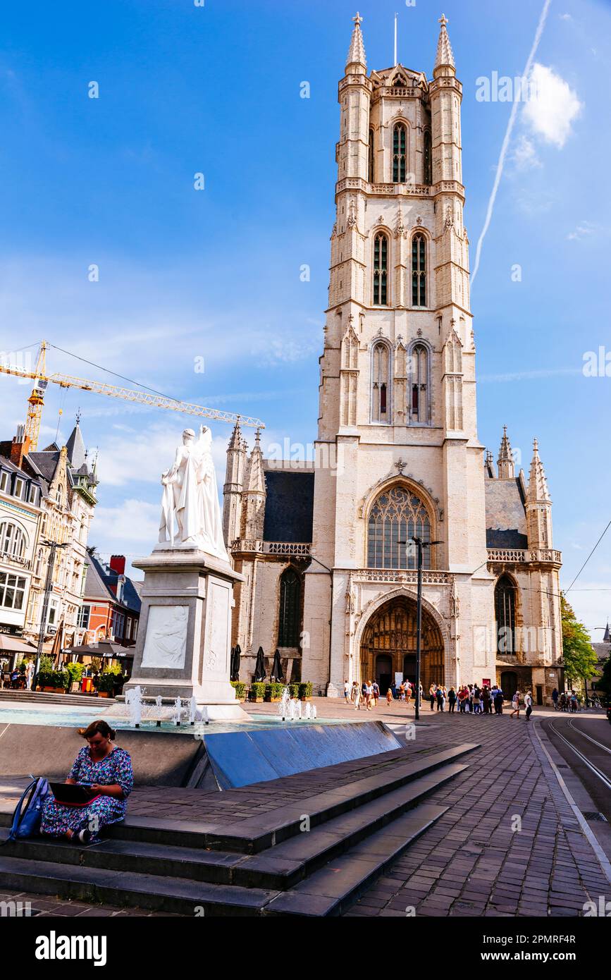 La Cattedrale di San Bavo e il suo maestoso campanile. Gand, Fiandre Orientali, Regione Fiamminga, Belgio, Europa Foto Stock