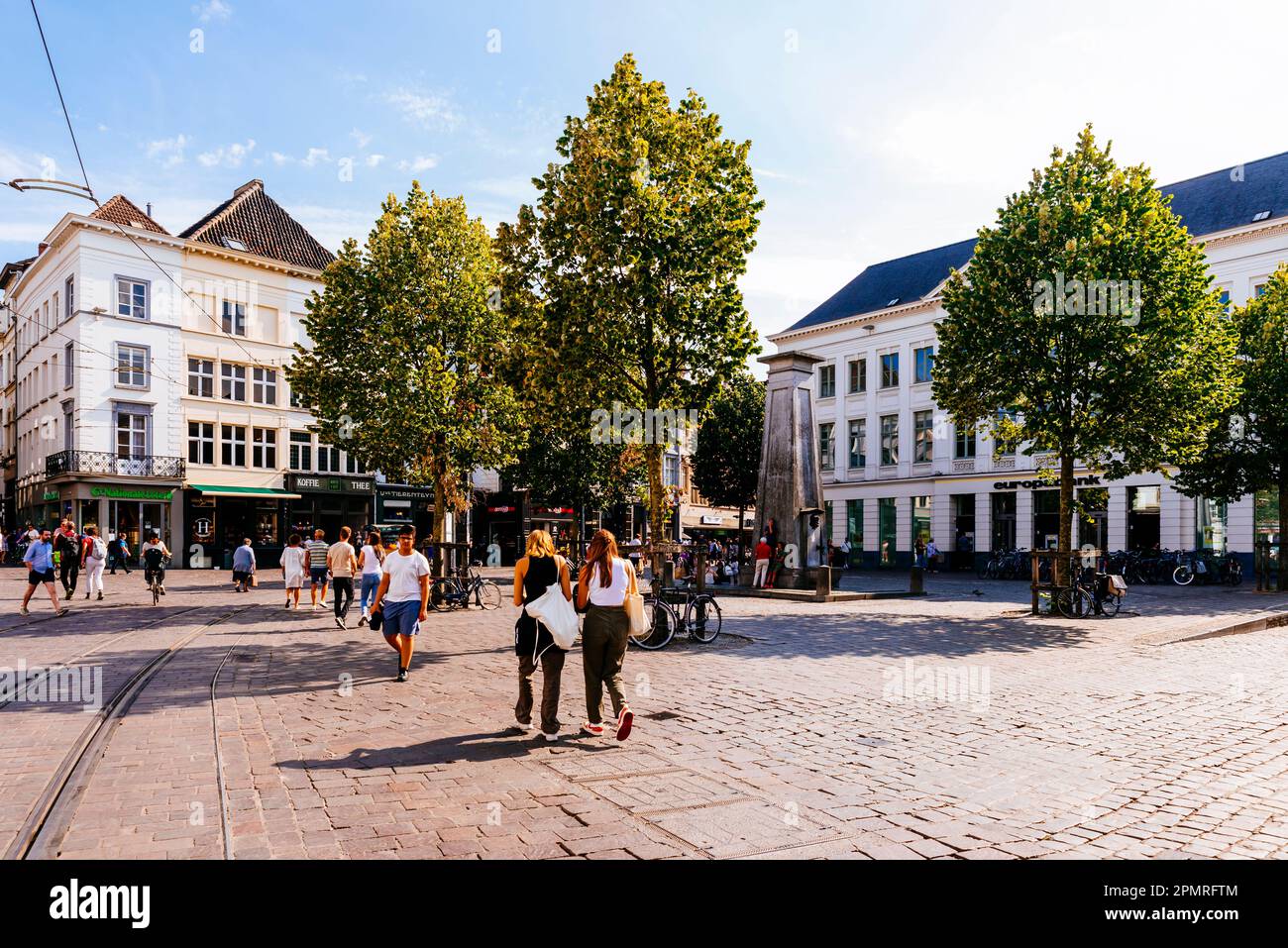 Nel cuore di piazza Groentenmarkt c'è una pompa d'acqua dei primi anni del 19th. Ha la forma di un alto obelisco su un piedistallo quadrato. Gand, Flan orientale Foto Stock