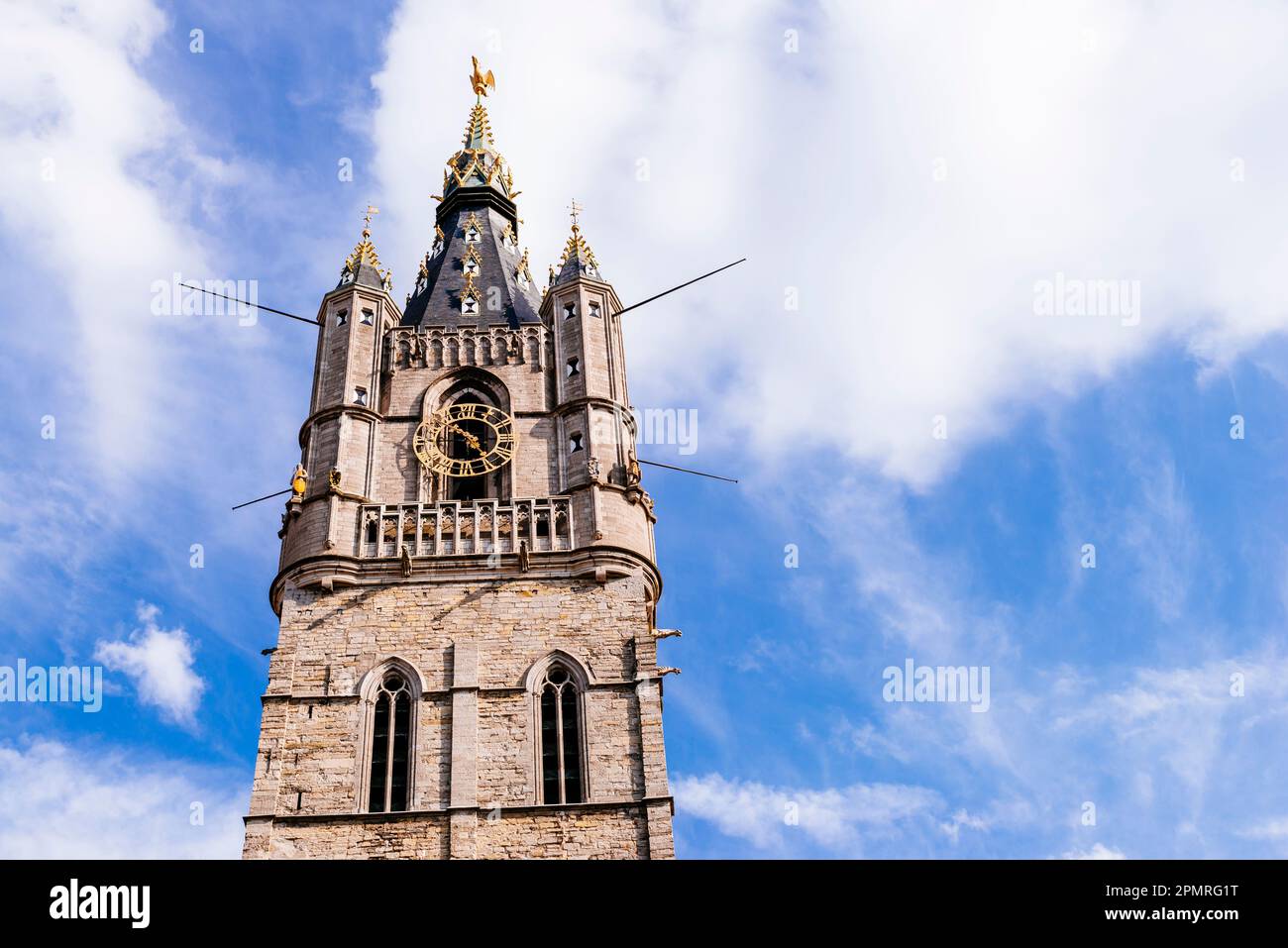 Particolare del top.The Belfry di Gand è una delle tre torri medievali che si affacciano sul centro storico di Gand. La sua altezza di 91 metri lo rende il Foto Stock
