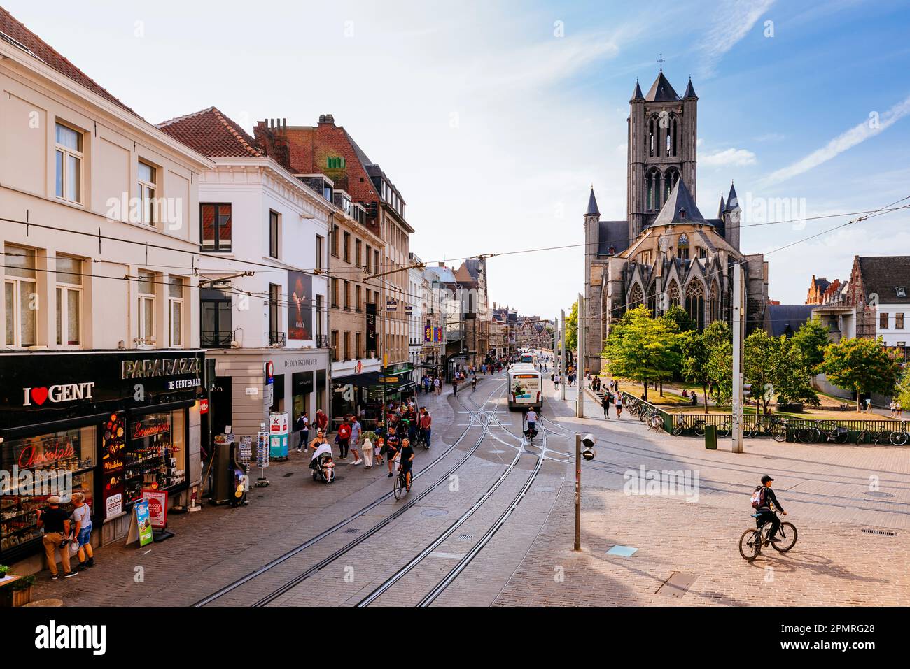 Vivace strada nelle vicinanze del St Chiesa di Nicola. Gand, Fiandre Orientali, Regione Fiamminga, Belgio, Europa Foto Stock