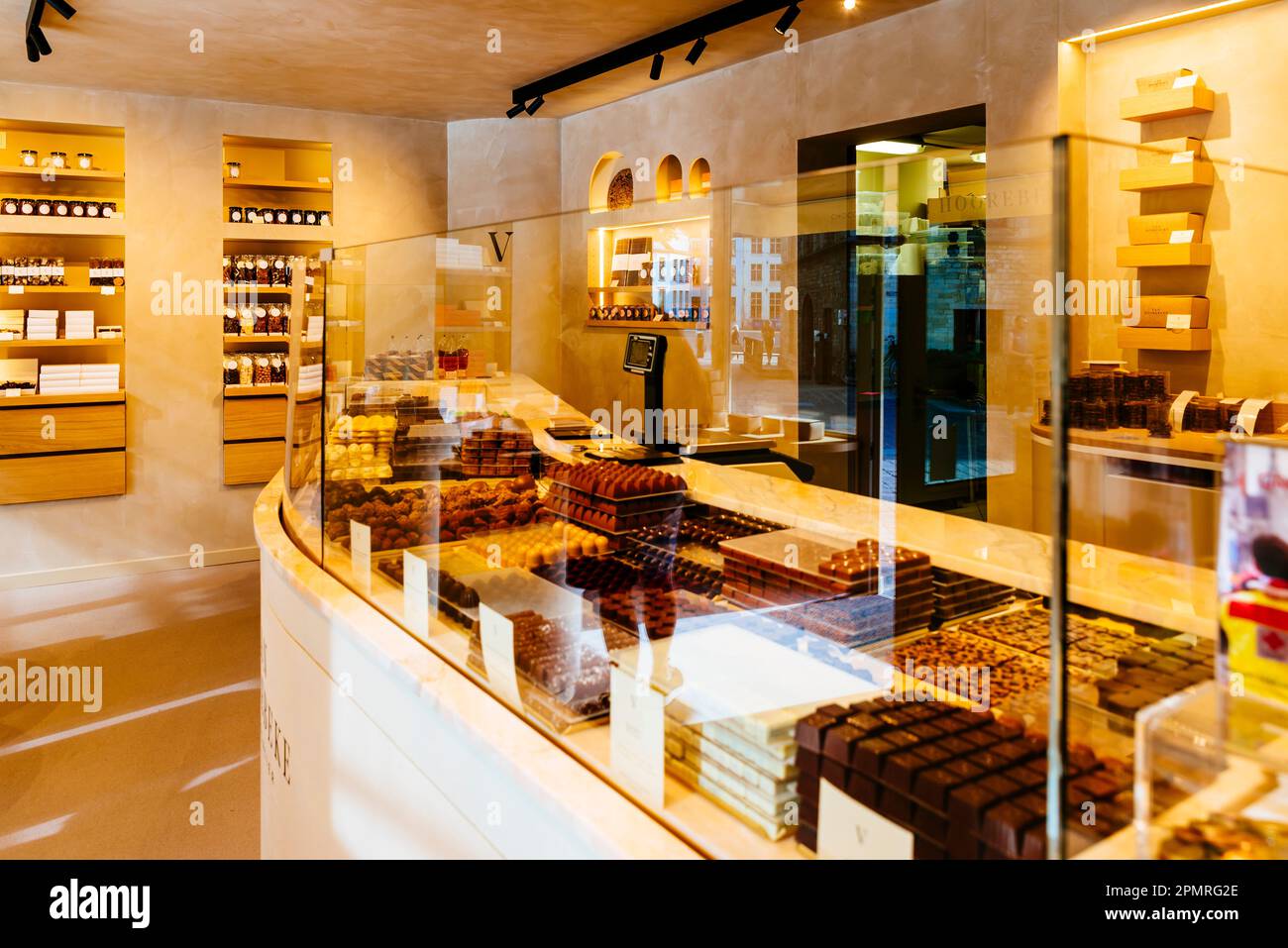 Interni del negozio di cioccolato. Il Belgio è uno dei paesi europei con la più alta produzione di cioccolato. I cioccolatini belgi sono considerati tra i b Foto Stock