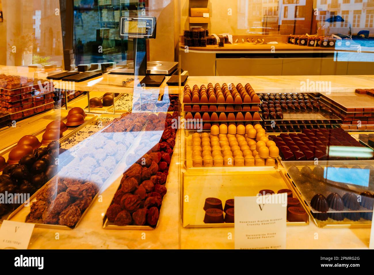 Interni del negozio di cioccolato. Il Belgio è uno dei paesi europei con la più alta produzione di cioccolato. I cioccolatini belgi sono considerati tra i b Foto Stock
