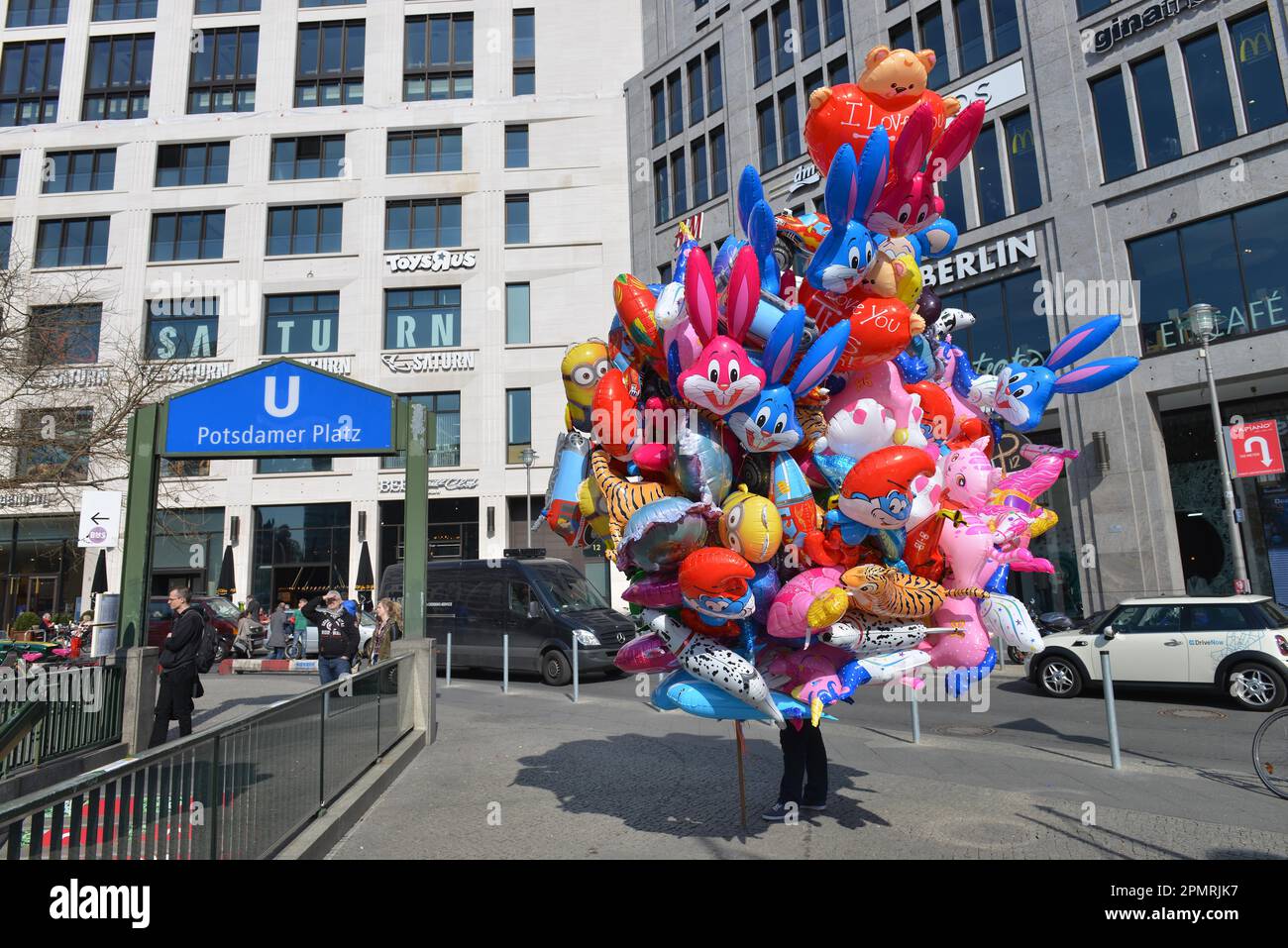 Balloon seller, Mall of Berlin, Leipziger Platz, Mitte, Berlino, Germania Foto Stock
