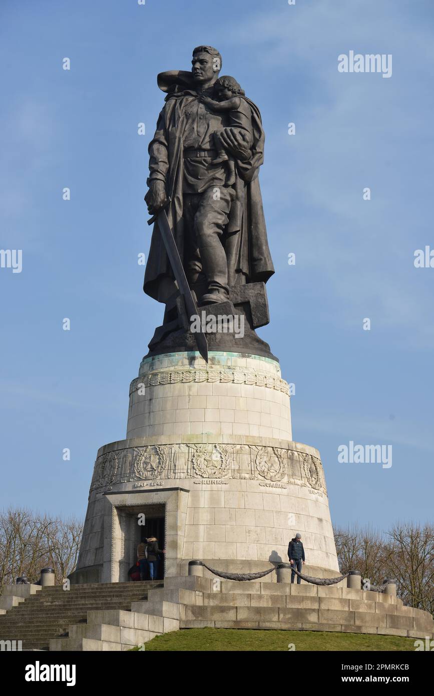 Monumento Bronzo, Treptow Memorial, Treptow, Berlino, Germania Foto Stock