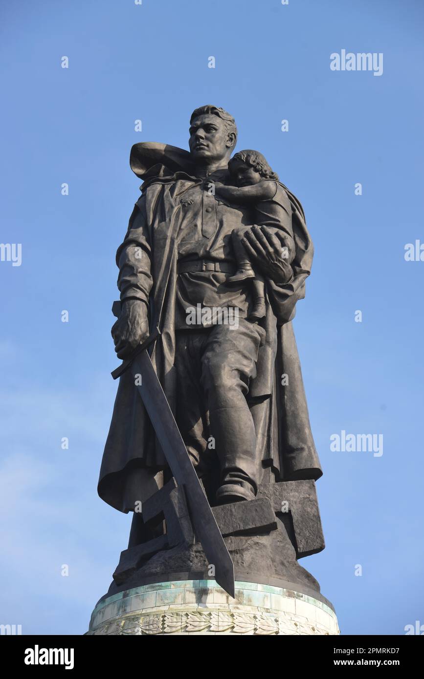 Monumento Bronzo, Treptow Memorial, Treptow, Berlino, Germania Foto Stock