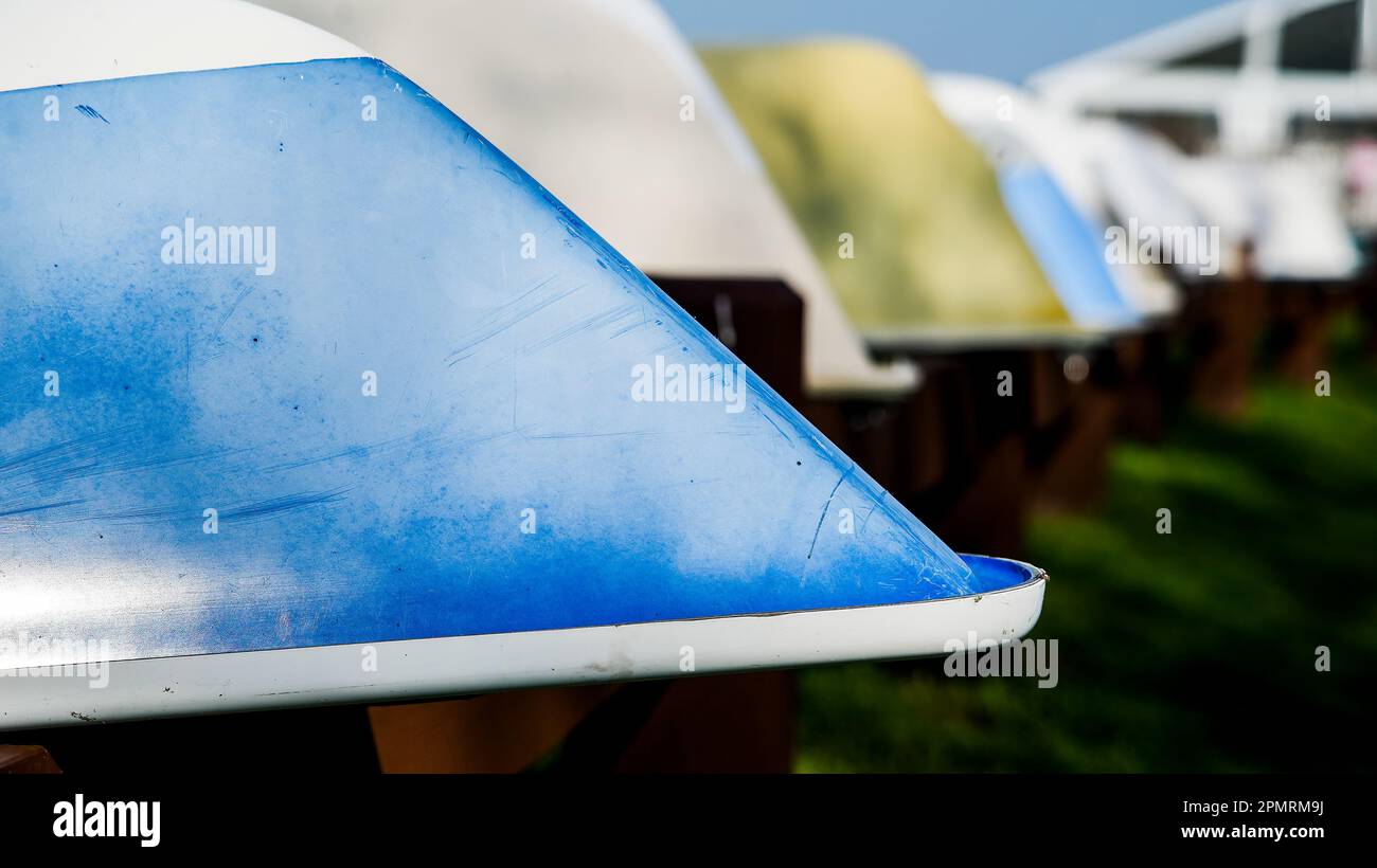 Primo piano dalle barche in fila fuori in primavera Foto Stock