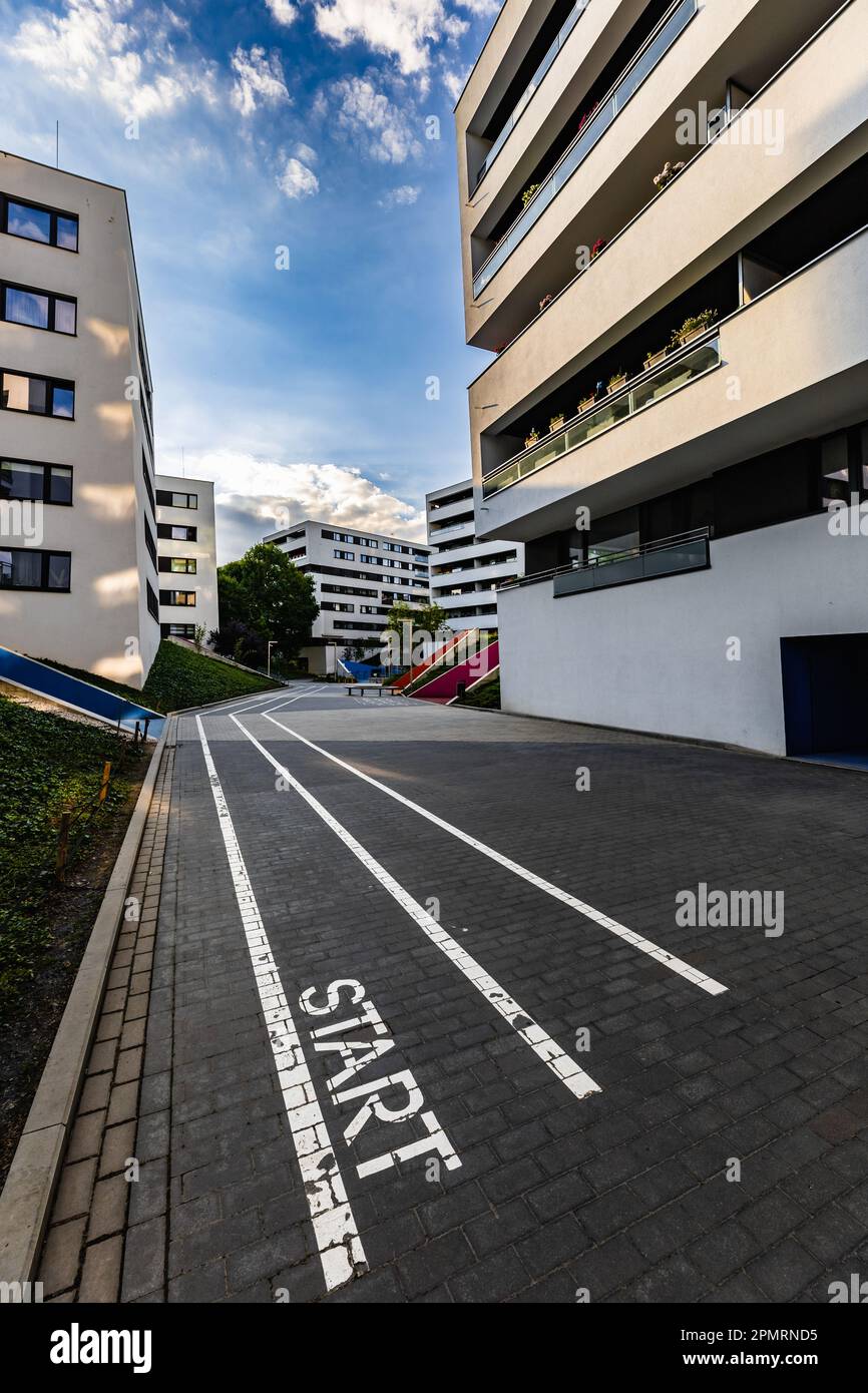 Poznan, Polonia - 2022 luglio: Un cortile molto colorato con un grande e colorato parco giochi e una pista da corsa sulla tenuta Botaniczna Foto Stock