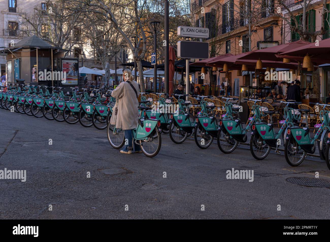 Palma de Mallorca, Spagna; aprile 03 2023: Biciclette della compagnia pubblica di noleggio Bicipalma, parcheggiate sulla strada nel centro storico di Palma de Mall Foto Stock